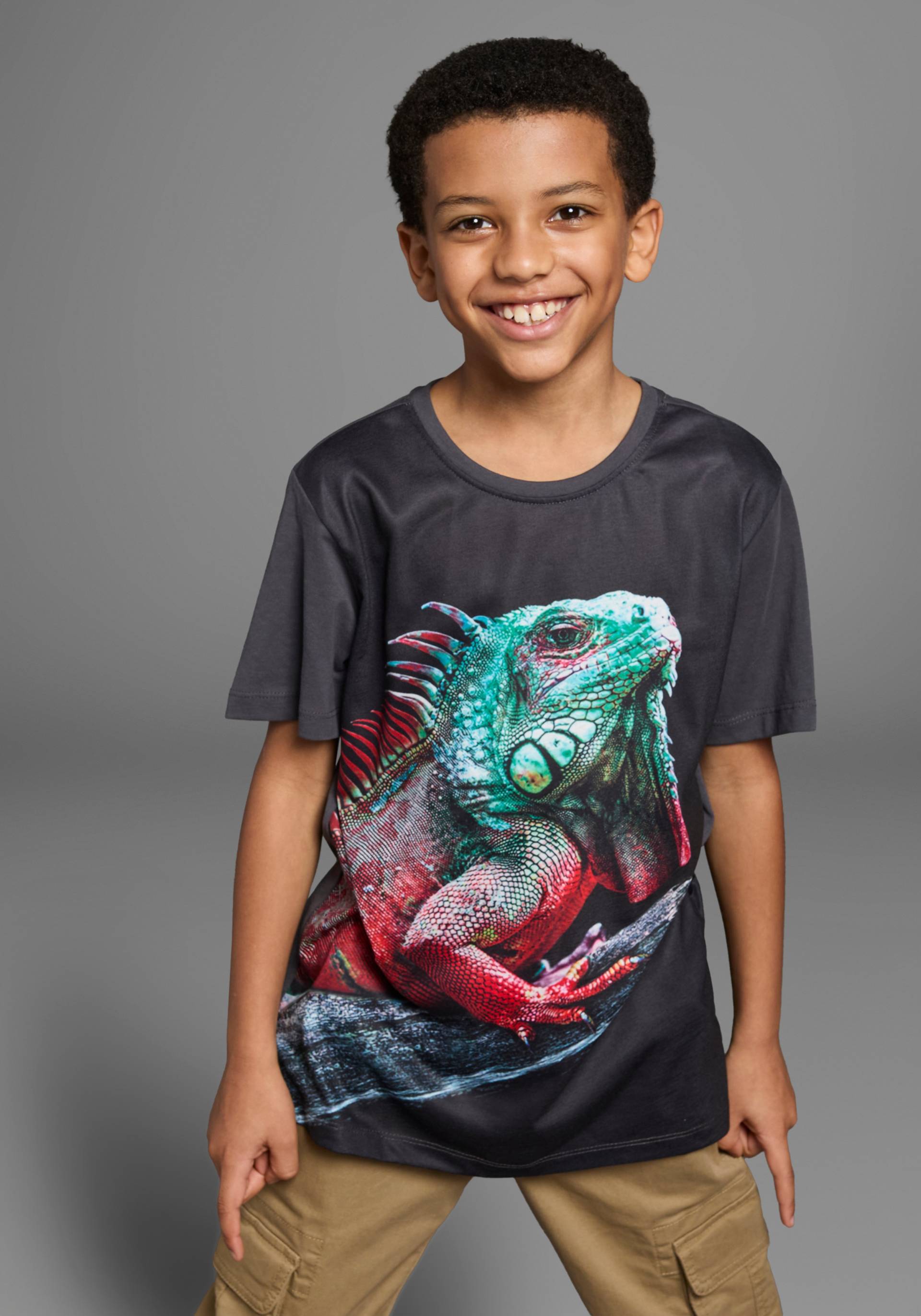 KIDSWORLD T-Shirt »Fotoprint: LITTLE LIZARD«, Kurzarm, Basic-Passform, mit stylischem Druck, Rundhalsausschnitt KIDSWORLD T-Shirt »Fotoprint: LITTLE LIZARD«, Kurzarm, Basic-Passform, mit stylischem Druck, Rundhalsausschnitt von KIDSWORLD
