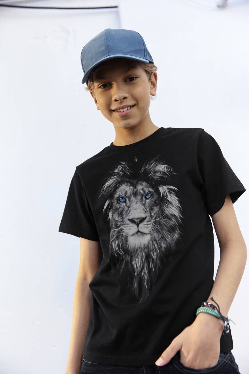 KIDSWORLD T-Shirt »Mit Löwenprint: LION WITH BLUE EYES«, Kurzarm, Basic-Passform, mit trendigem Druck, Rundhalsausschnitt von KIDSWORLD