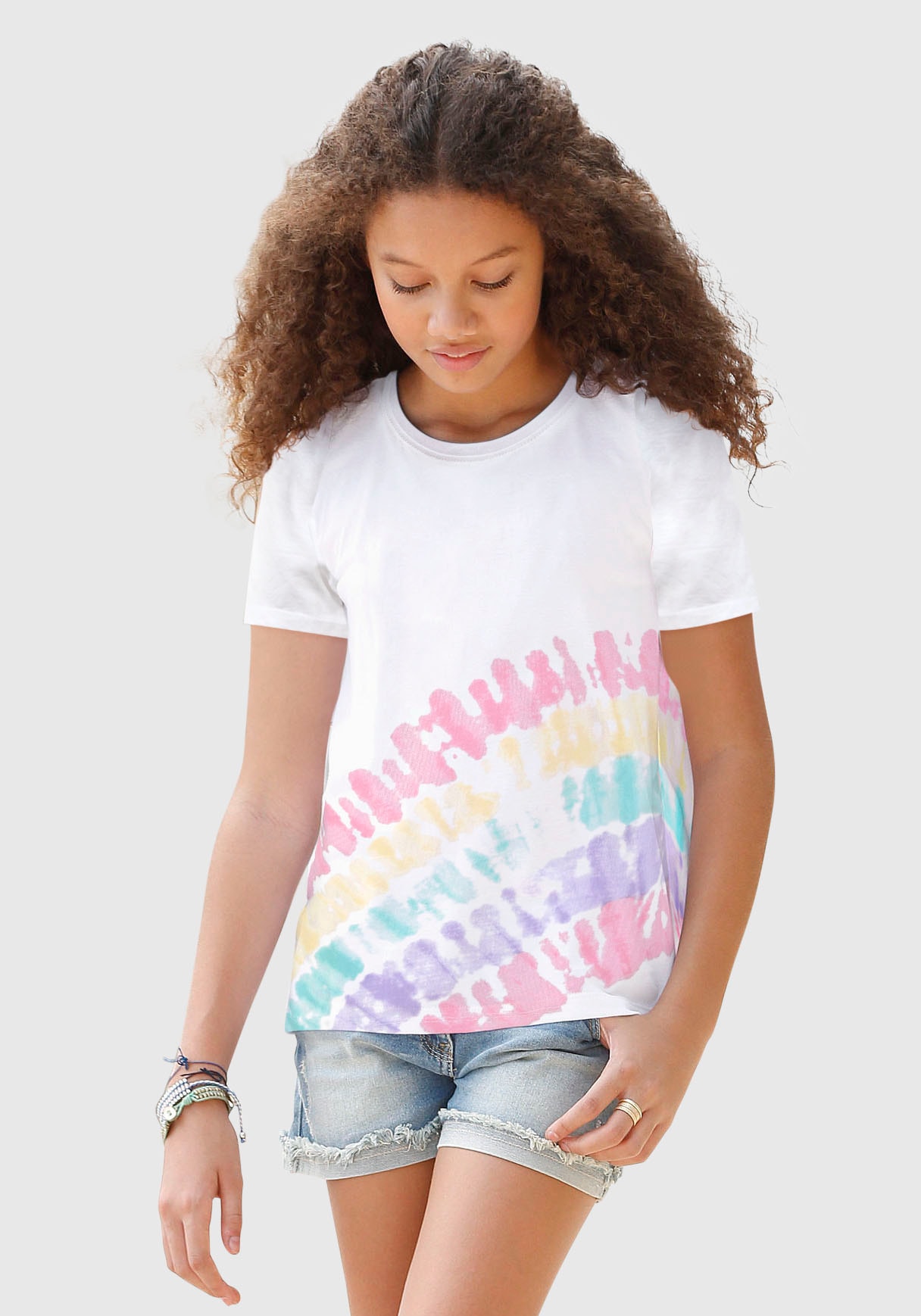 KIDSWORLD T-Shirt »Mit Regenbogen-Print«, Kurzarm, hüftlang geschnitten, bedruckt, Rundhals-Ausschnitt von KIDSWORLD