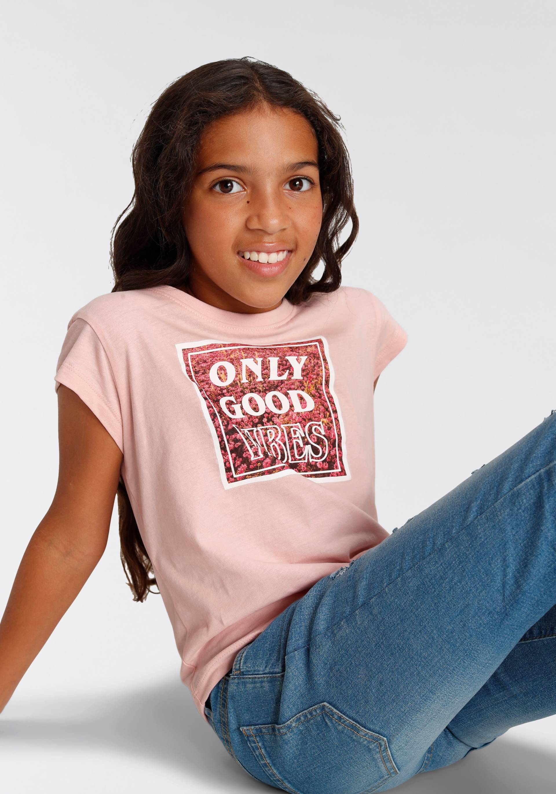 KIDSWORLD T-Shirt »ONLY GOOD VIBES«, kurze modische Form von KIDSWORLD