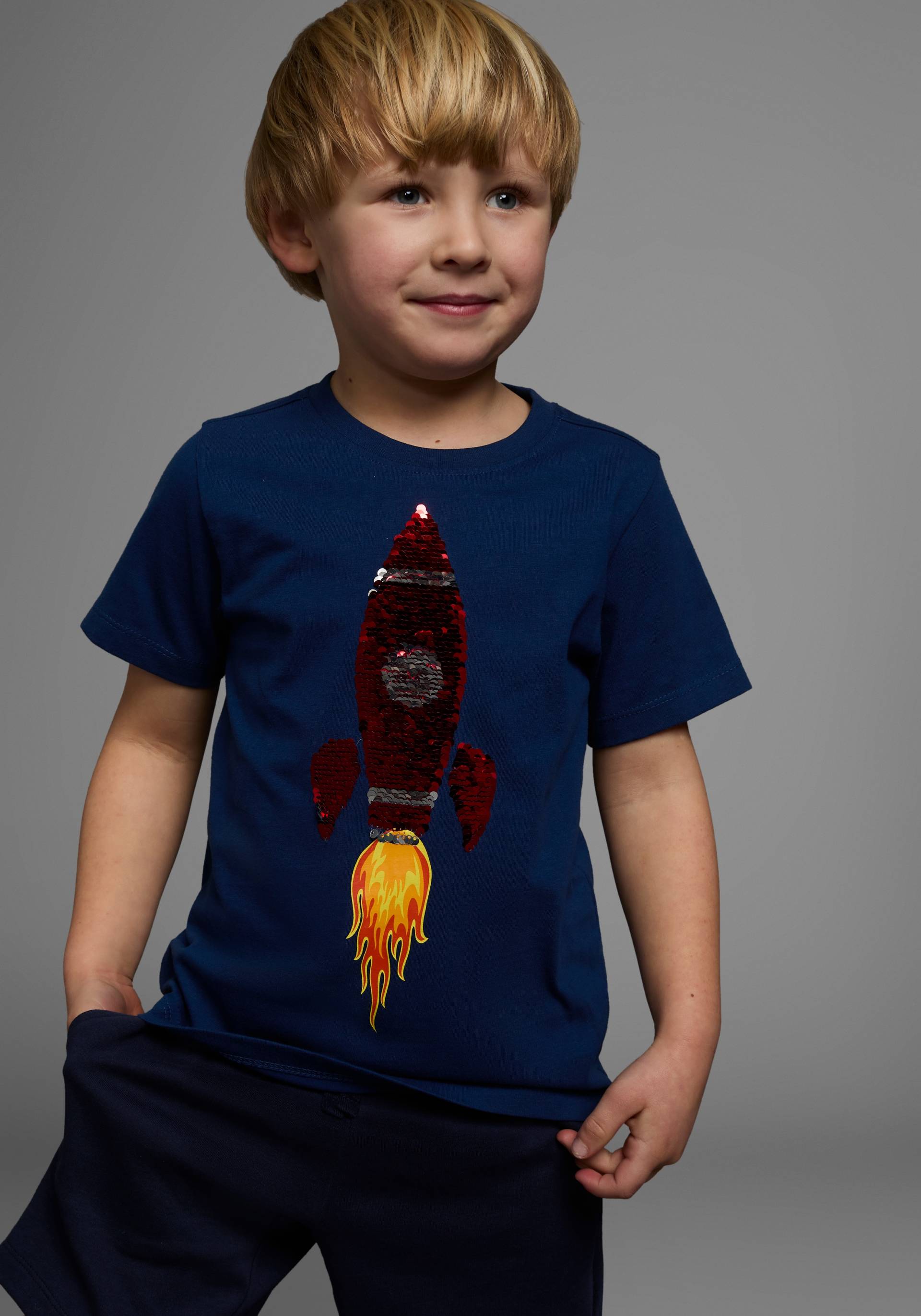 KIDSWORLD T-Shirt »Mit Rakete aus Wendepailletten«, Kurzarm, Basic-Passform, bedruckt, Rundhalsausschnitt KIDSWORLD T-Shirt »Mit Rakete aus Wendepailletten«, Kurzarm, Basic-Passform, bedruckt, Rundhalsausschnitt von KIDSWORLD