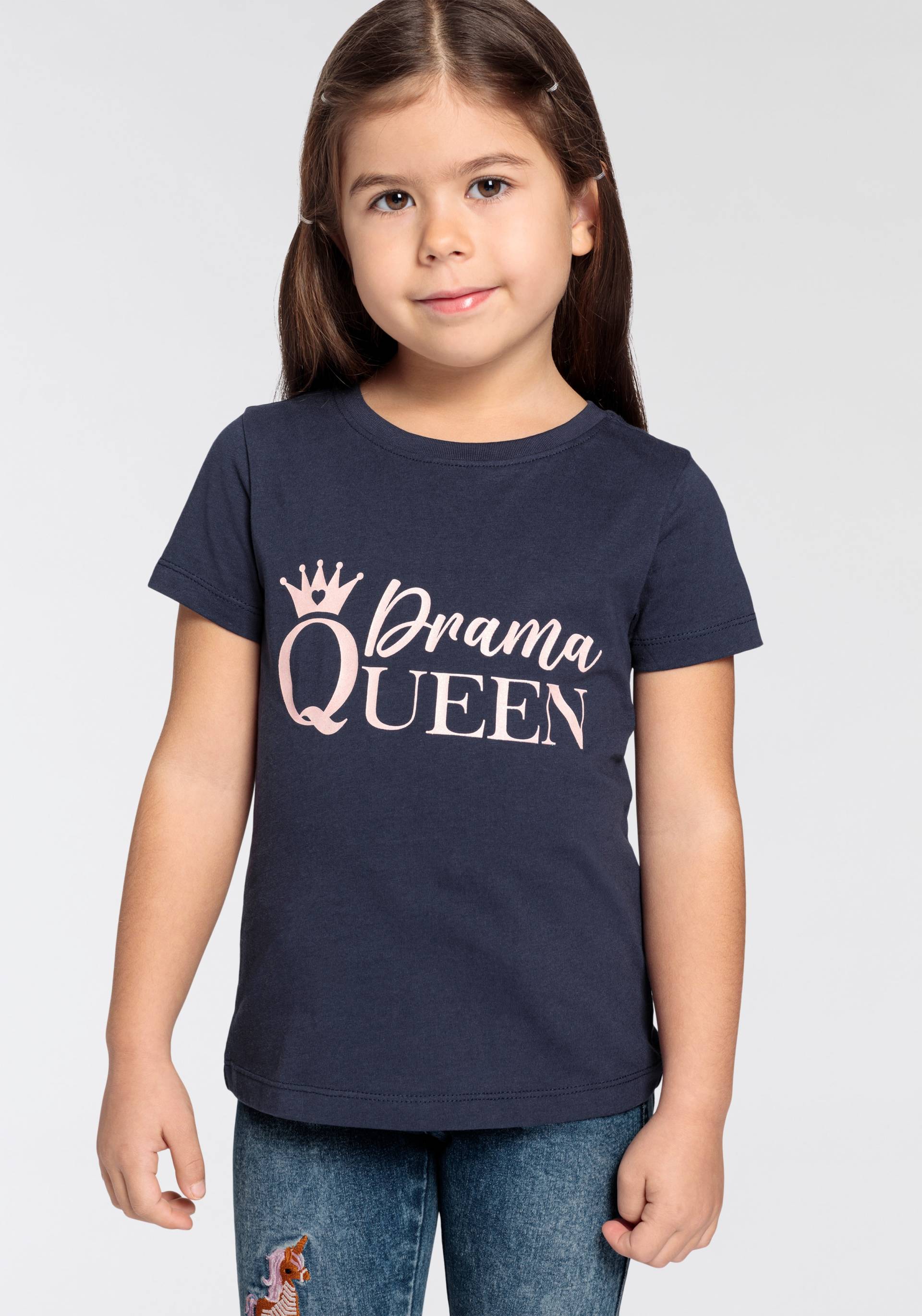 KIDSWORLD T-Shirt »Sprücheshirt für kleine Mädchen«, Kurzarm, basic geschnitten, mit Glitzerdruck, Rundhalsausschnitt KIDSWORLD T-Shirt »Sprücheshirt für kleine Mädchen«, Kurzarm, basic geschnitten, mit Glitzerdruck, Rundhalsausschnitt von KIDSWORLD