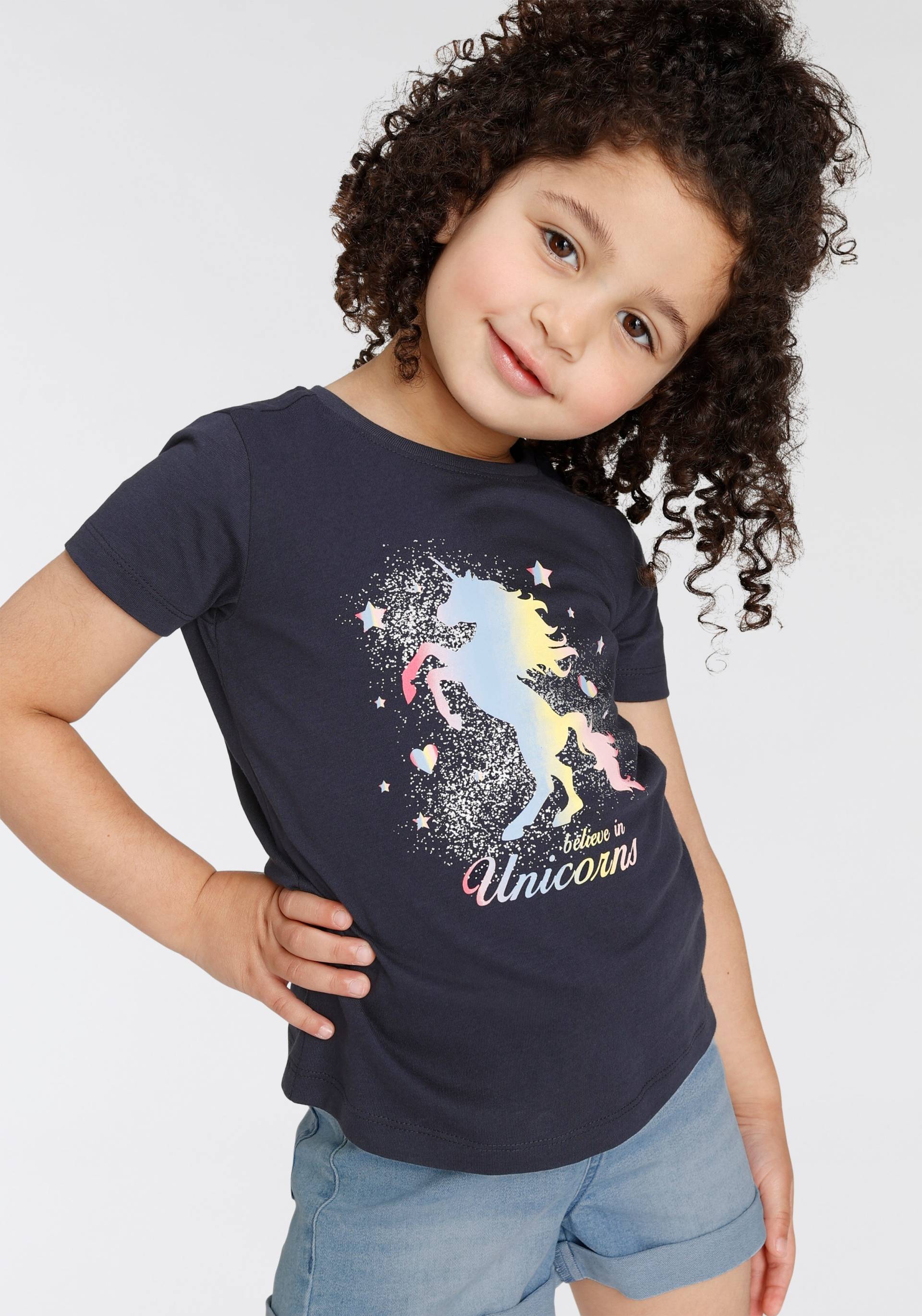 KIDSWORLD T-Shirt »believe in Unicorns«, Kurzarm, hüftlange Passform, mit Glitzerdruck, Rundhalsausschnitt KIDSWORLD T-Shirt »believe in Unicorns«, Kurzarm, hüftlange Passform, mit Glitzerdruck, Rundhalsausschnitt von KIDSWORLD