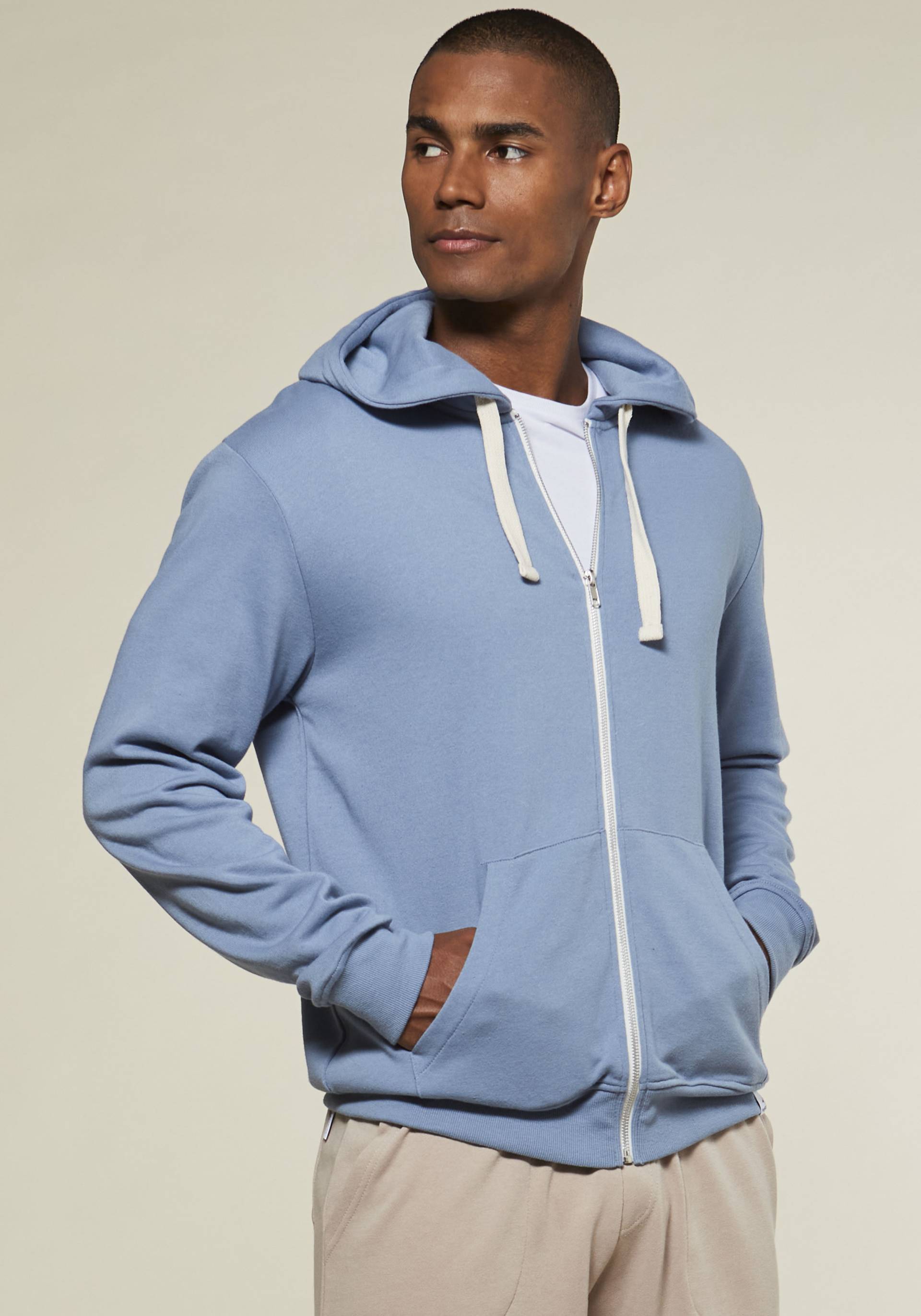 KangaROOS Kapuzensweatjacke, mit Kapuze, kontrast Zipper und kontrast Bänder KangaROOS Kapuzensweatjacke, mit Kapuze, kontrast Zipper und kontrast Bänder von KangaROOS