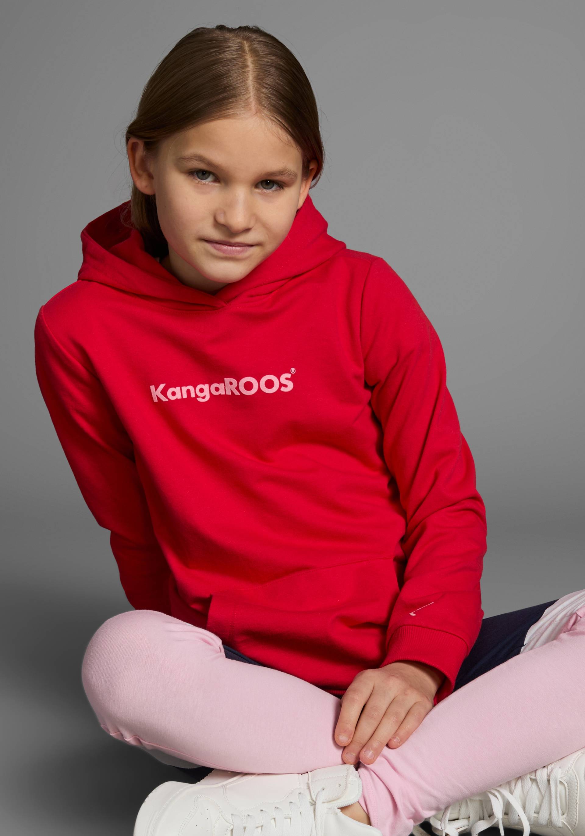 KangaROOS Kapuzensweatshirt »Hoodie mit Logoprint«, Langarm, bedruckt, aus Sweatware mit Baumwolle, mit Kängurutasche KangaROOS Kapuzensweatshirt »Hoodie mit Logoprint«, Langarm, bedruckt, aus Sweatware mit Baumwolle, mit Kängurutasche von KangaROOS