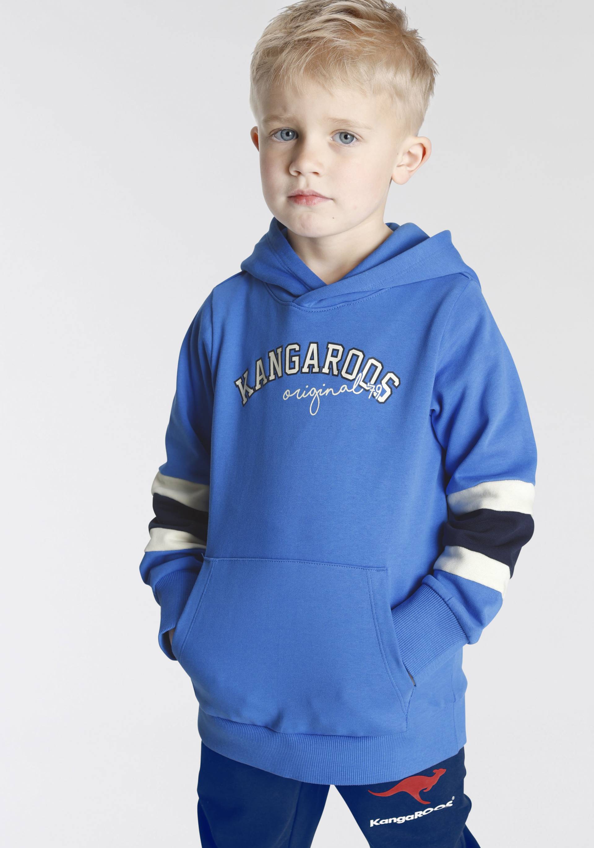 KangaROOS Kapuzensweatshirt »für kleine Jungen«, Langarm mit Rippbündchen, Basic-Passform KangaROOS Kapuzensweatshirt »für kleine Jungen«, Langarm mit Rippbündchen, Basic-Passform von KangaROOS