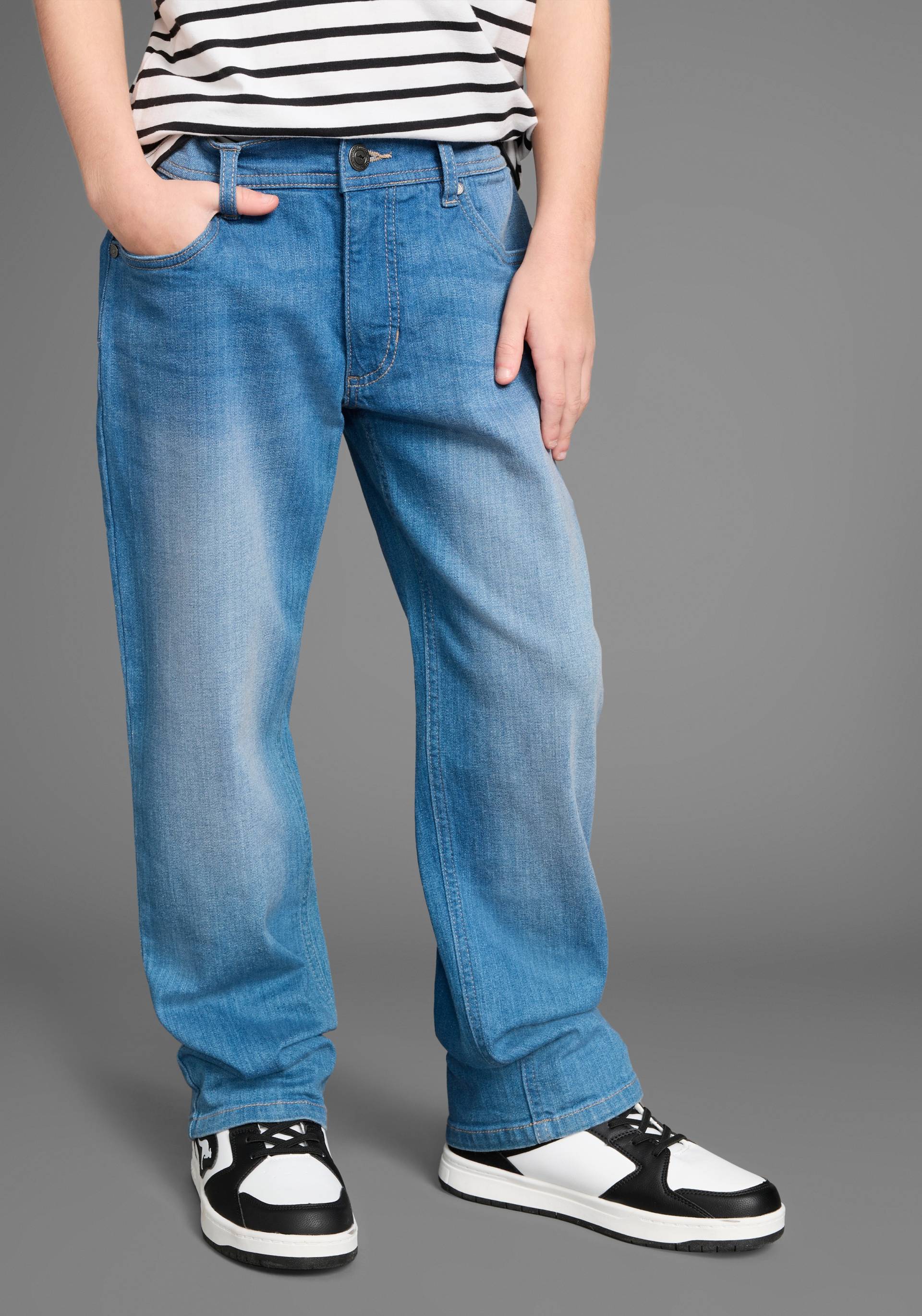 KangaROOS Loose-fit-Jeans »Jeans mit weitem Bein«, mit Logo-Stickerei KangaROOS Loose-fit-Jeans »Jeans mit weitem Bein«, mit Logo-Stickerei von KangaROOS