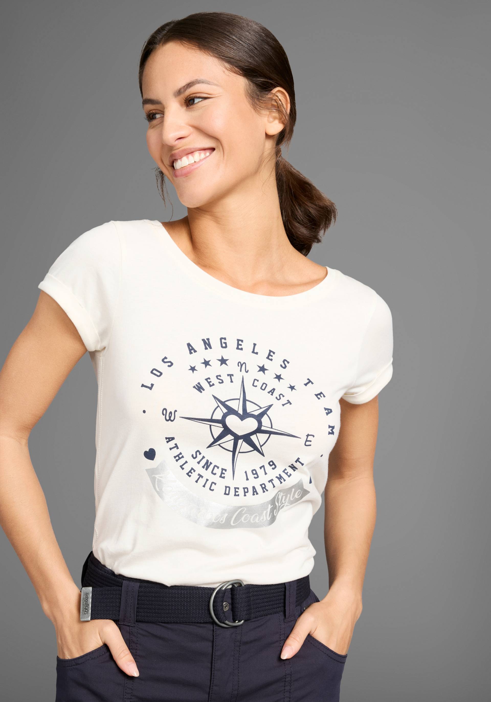 KangaROOS Print-Shirt, Kurzarm, figurbetonter Schnitt, mit Metallic-Print KangaROOS Print-Shirt, Kurzarm, figurbetonter Schnitt, mit Metallic-Print von KangaROOS