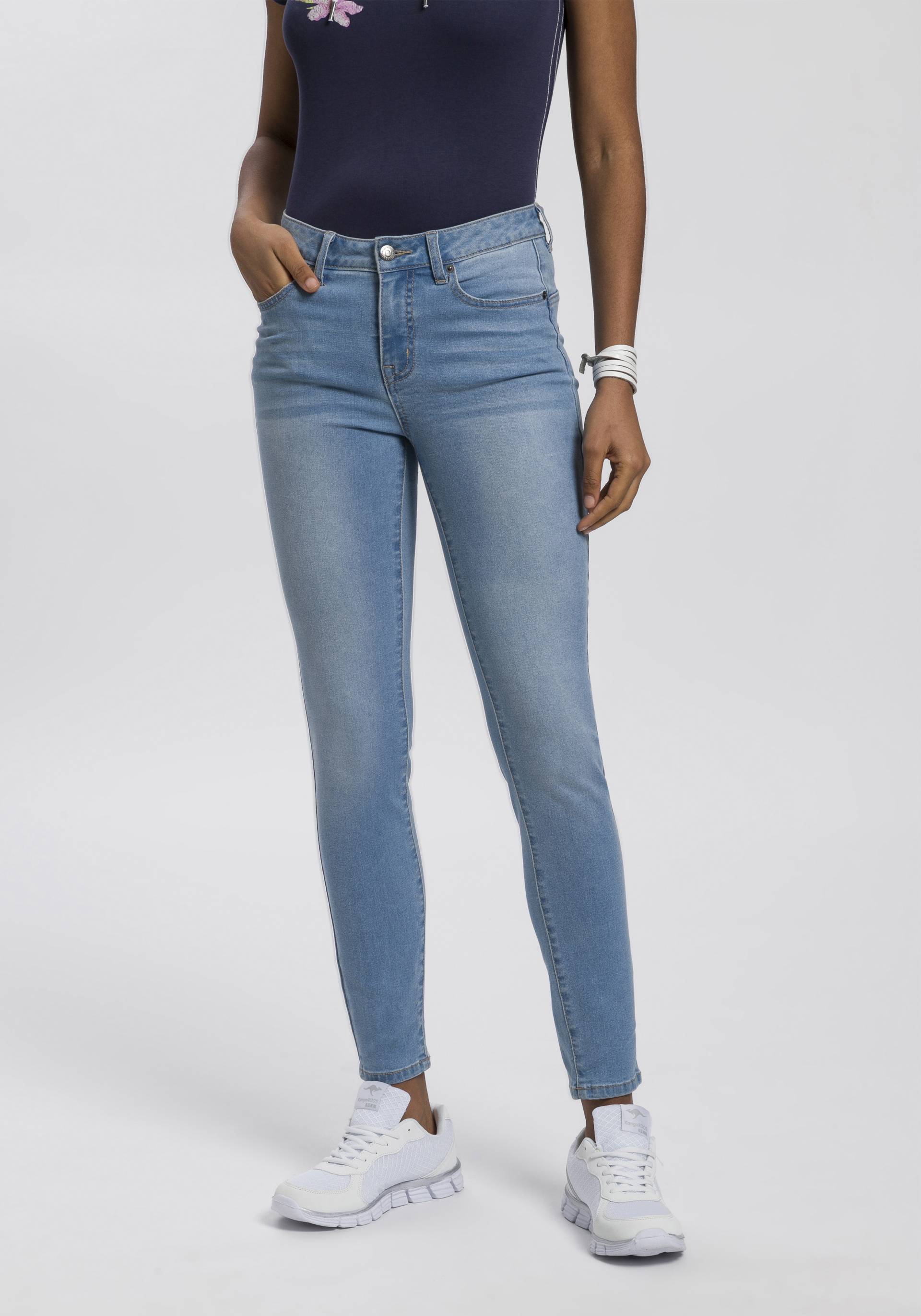 KangaROOS Slim-fit-Jeans »CROPPED HIGH WAIST SLIM FIT«, schmale Passform, Röhrenjeans, trendige Used-Waschung KangaROOS Slim-fit-Jeans »CROPPED HIGH WAIST SLIM FIT«, schmale Passform, Röhrenjeans, trendige Used-Waschung von KangaROOS