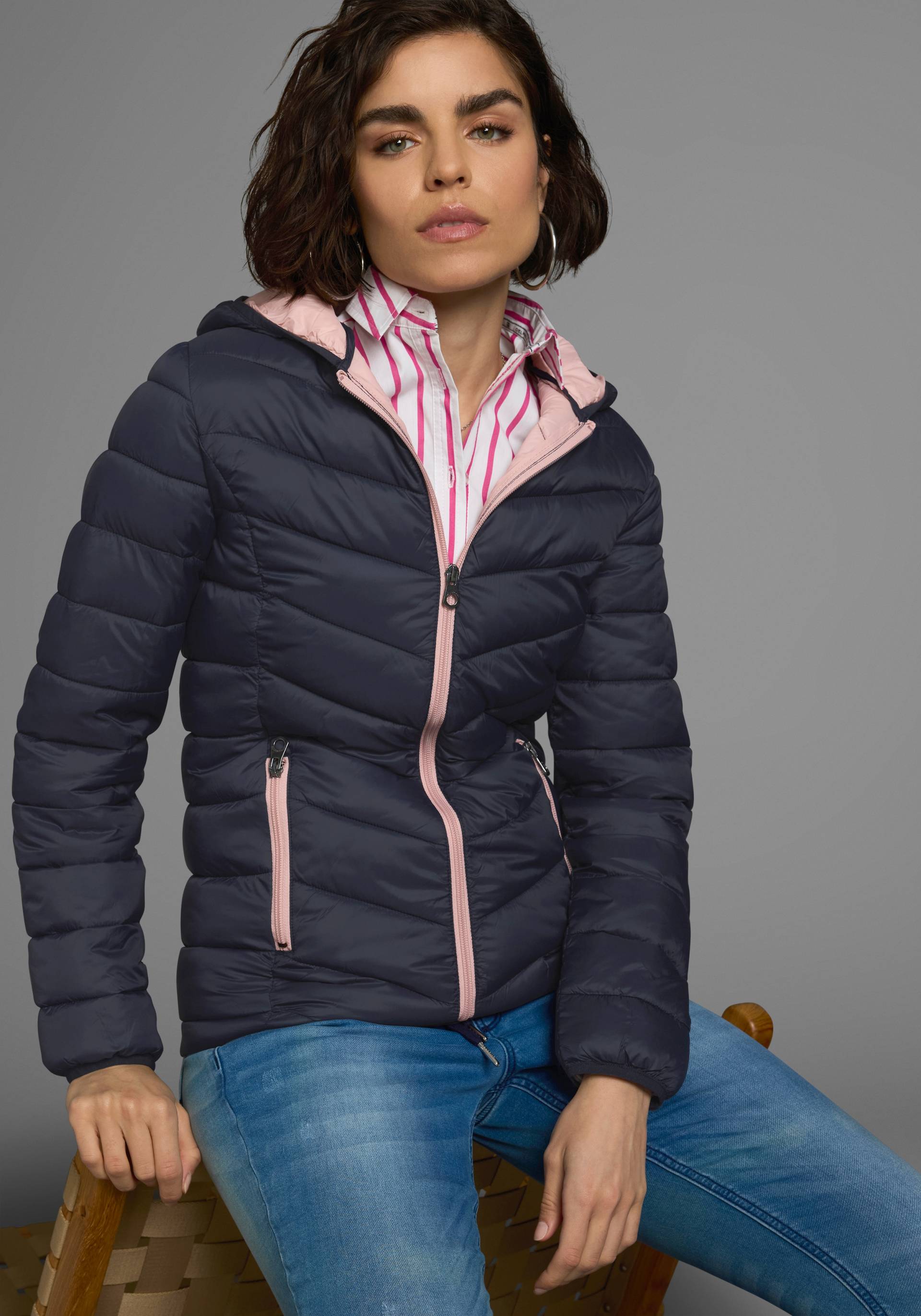 KangaROOS Steppjacke, mit Kapuze, mit kontrastfarbenen Details KangaROOS Steppjacke, mit Kapuze, mit kontrastfarbenen Details von KangaROOS