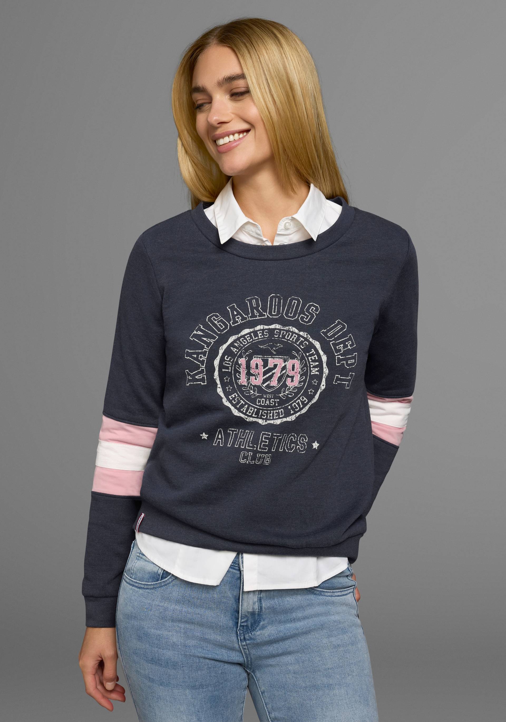 KangaROOS Sweatshirt, Langarm, figurumschmeichelnde Passform, bedruckte Optik KangaROOS Sweatshirt, Langarm, figurumschmeichelnde Passform, bedruckte Optik von KangaROOS