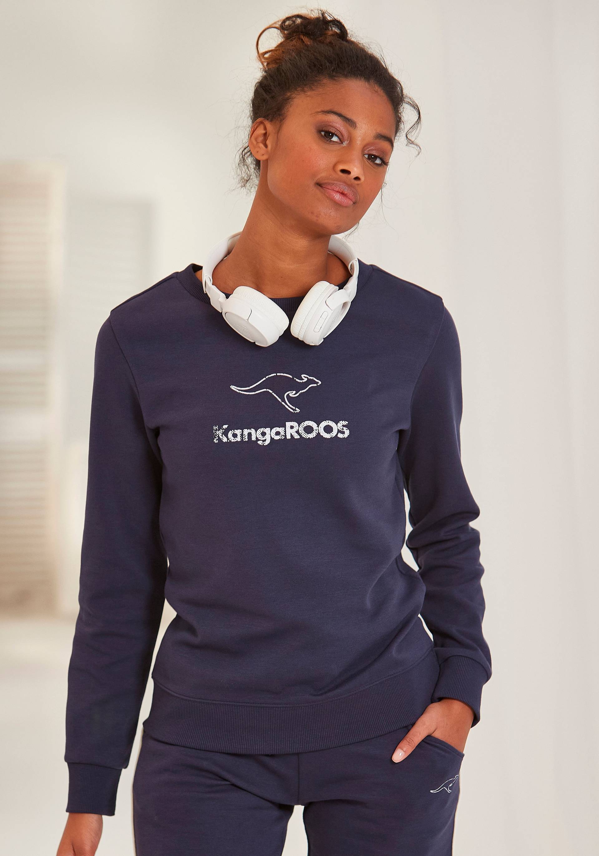 KangaROOS Sweatshirt, mit Kontrastfarbenem Logodruck, Loungeanzug KangaROOS Sweatshirt, mit Kontrastfarbenem Logodruck, Loungeanzug von KangaROOS