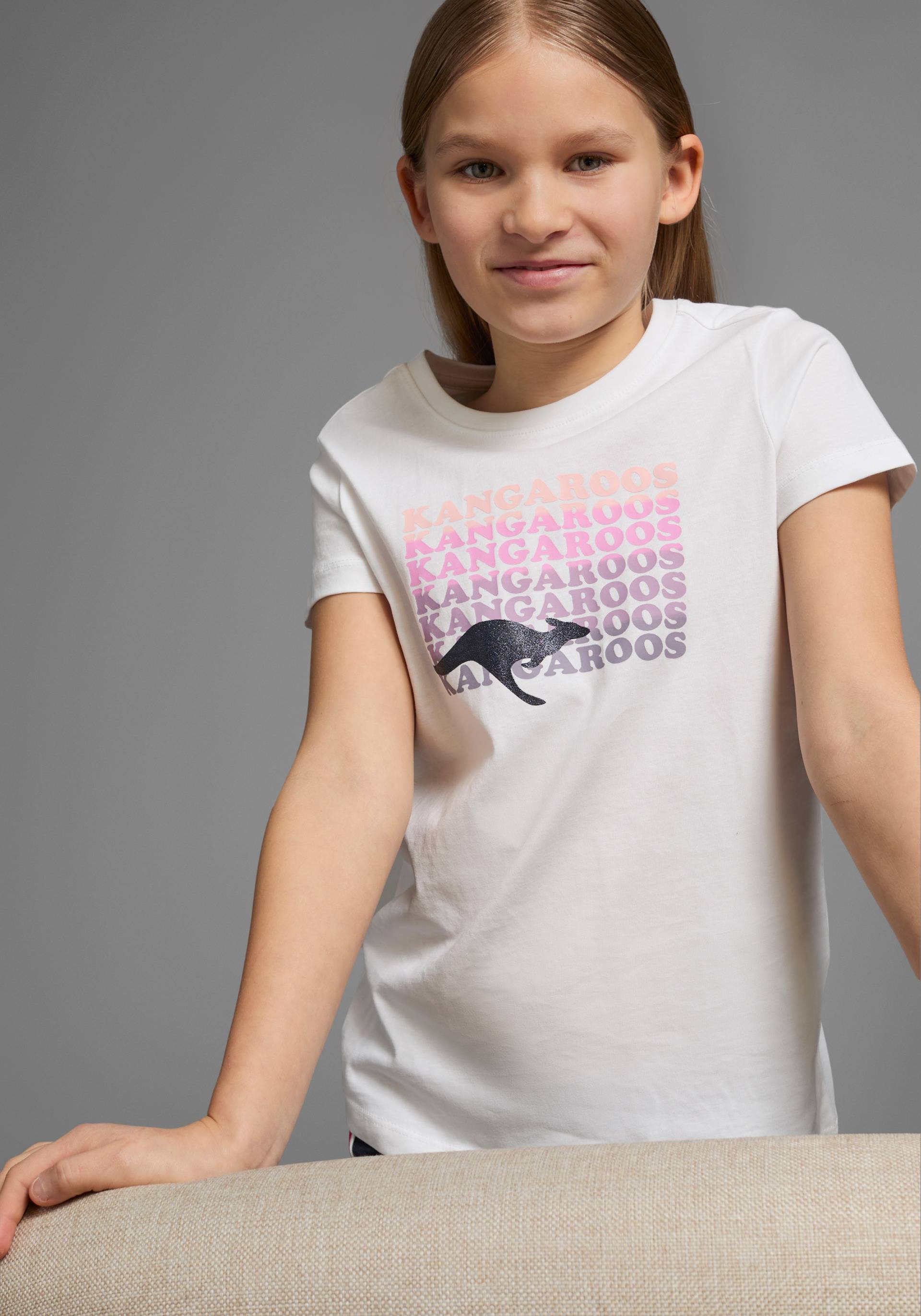 KangaROOS T-Shirt, Kurzarm, taillierter Schnitt, mit Glitzerdruck von KangaROOS