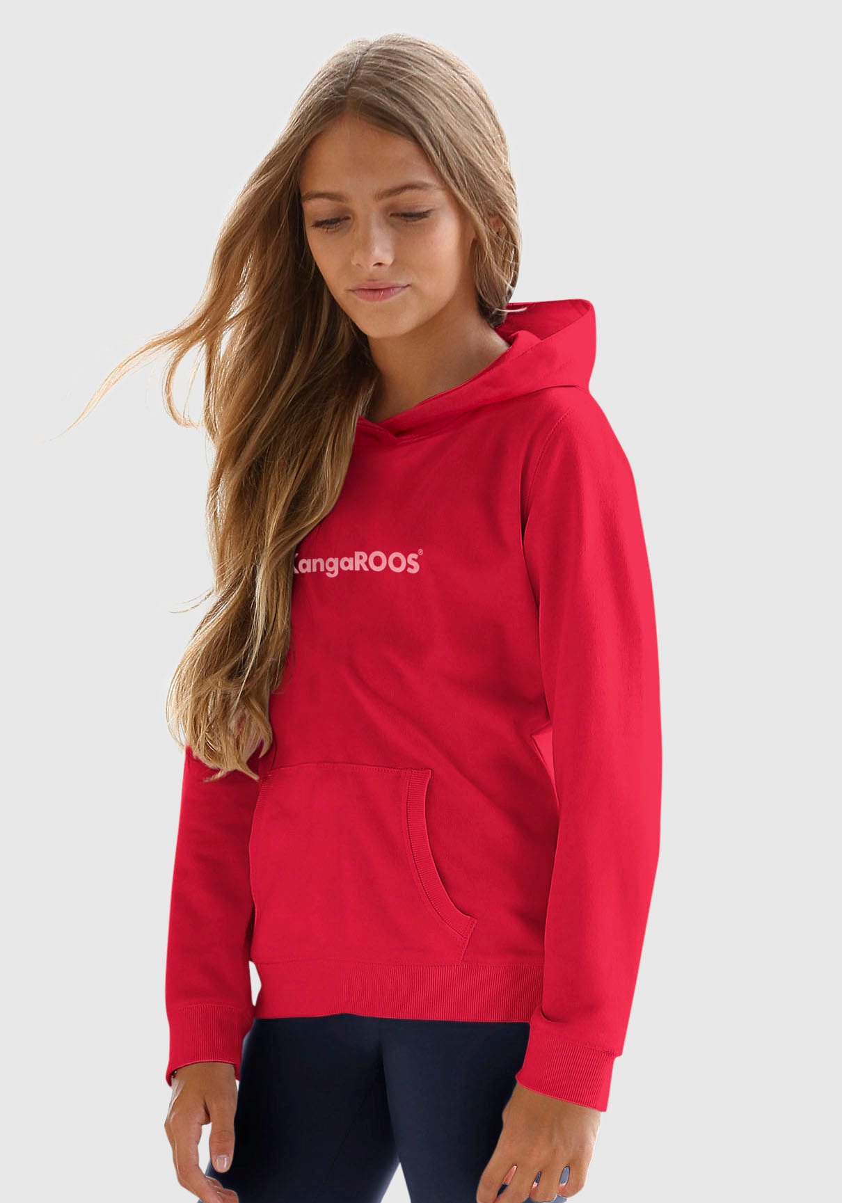 KangaROOS Kapuzensweatshirt »Hoodie mit Logoprint«, Langarm, bedruckt, aus Sweatware mit Baumwolle, mit Kängurutasche KangaROOS Kapuzensweatshirt »Hoodie mit Logoprint«, Langarm, bedruckt, aus Sweatware mit Baumwolle, mit Kängurutasche von Kangaroos