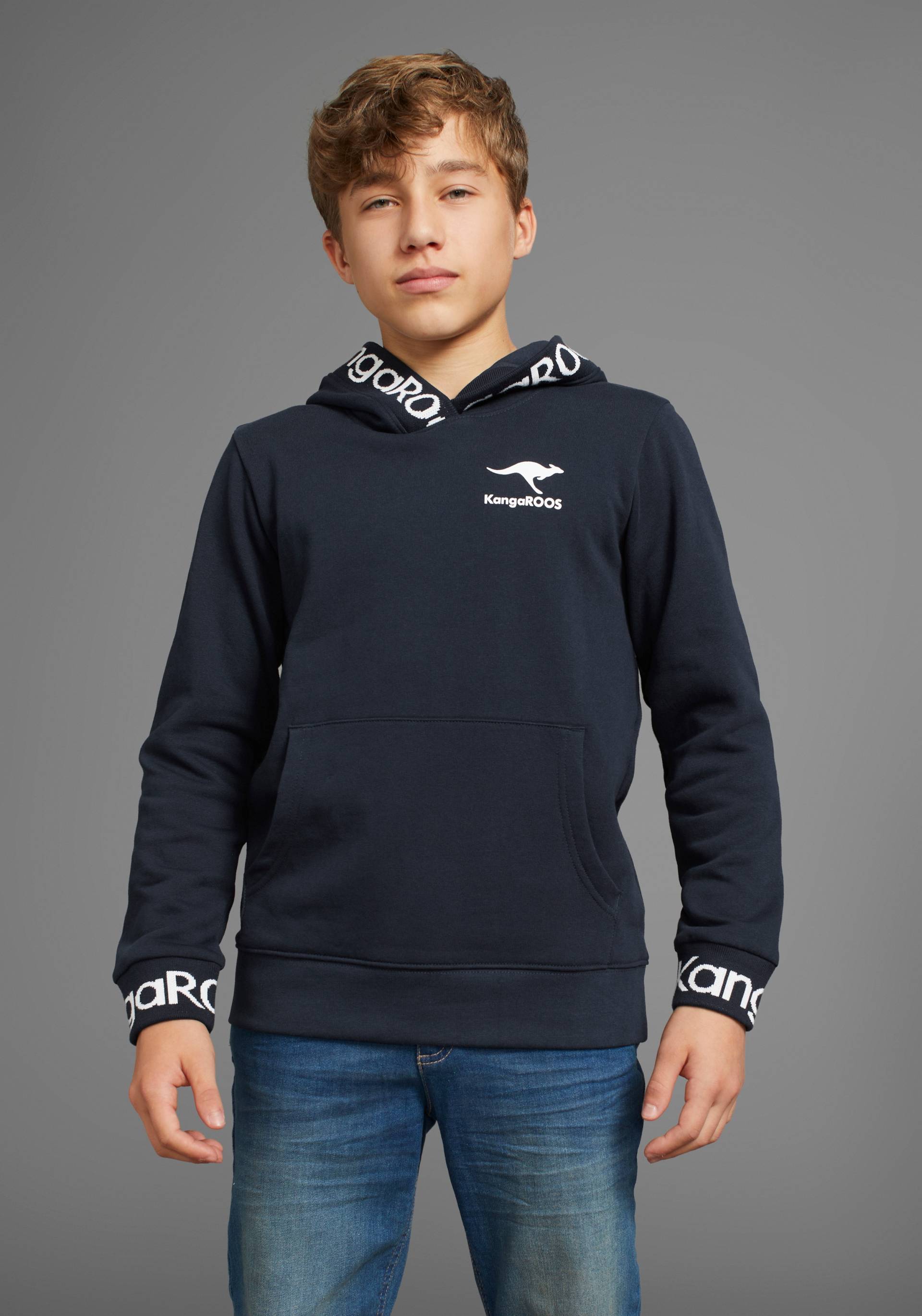 KangaROOS Kapuzensweatshirt »Rückendruck«, und Logo-Schriftzüge an Bündchen KangaROOS Kapuzensweatshirt »Rückendruck«, und Logo-Schriftzüge an Bündchen von Kangaroos