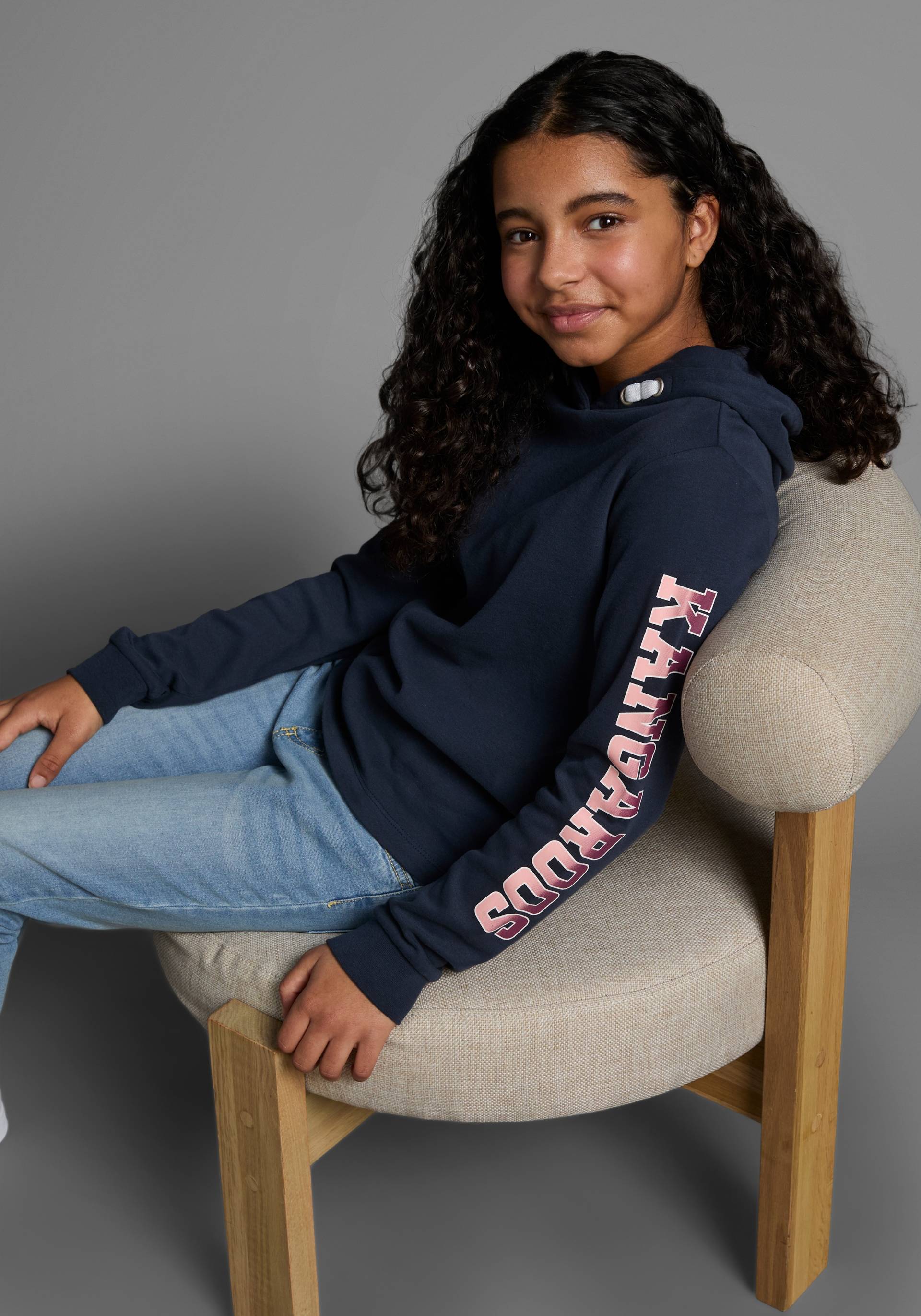 KangaROOS Langarmshirt »Kapuzenshirt mit Ärmeldruck«, gerade Passform, bedrucktes Design, mit Kapuze, aus 100% Baumwolle KangaROOS Langarmshirt »Kapuzenshirt mit Ärmeldruck«, gerade Passform, bedrucktes Design, mit Kapuze, aus 100% Baumwolle von Kangaroos