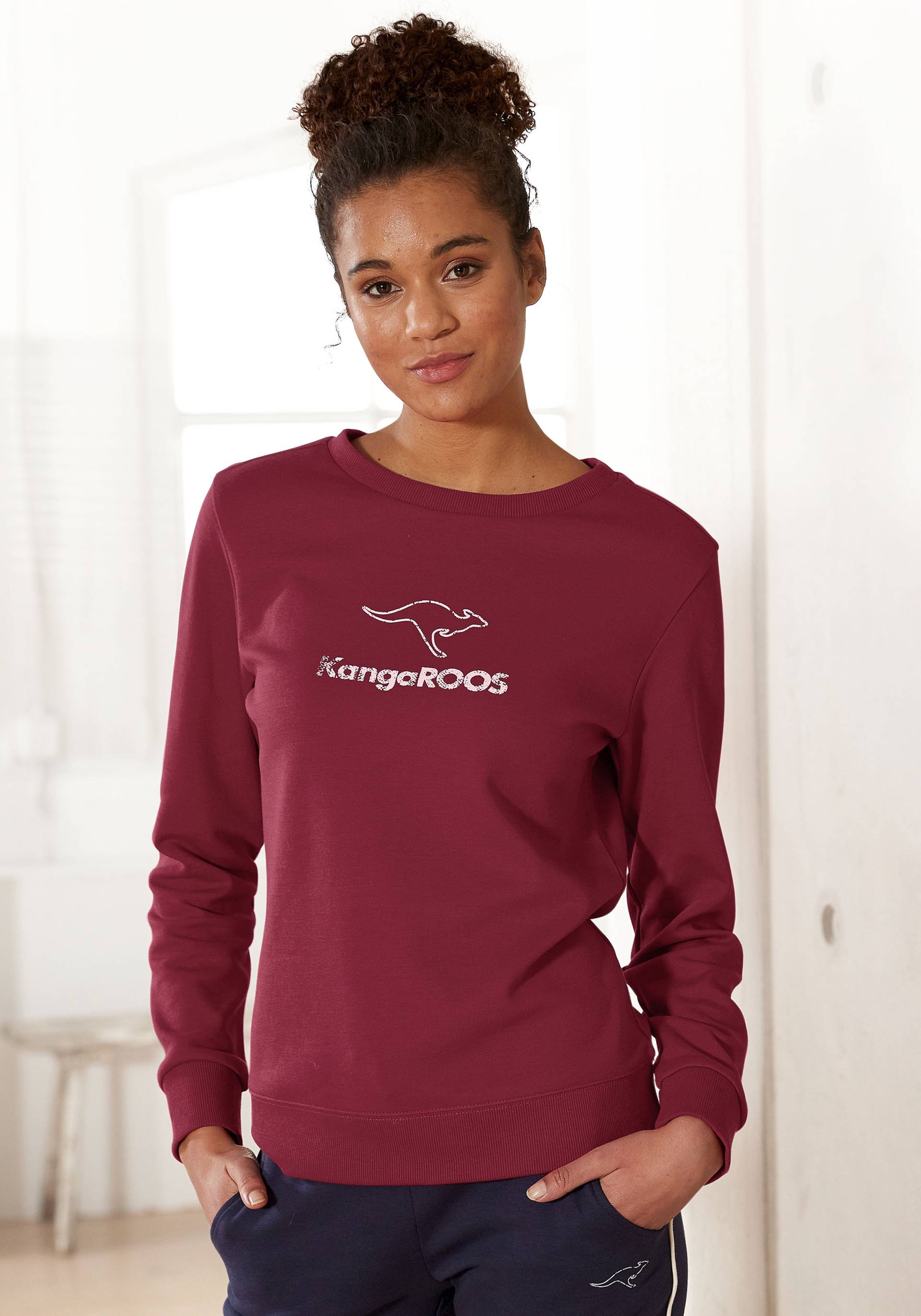 KangaROOS Sweatshirt, mit Kontrastfarbenem Logodruck, Loungeanzug KangaROOS Sweatshirt, mit Kontrastfarbenem Logodruck, Loungeanzug von Kangaroos