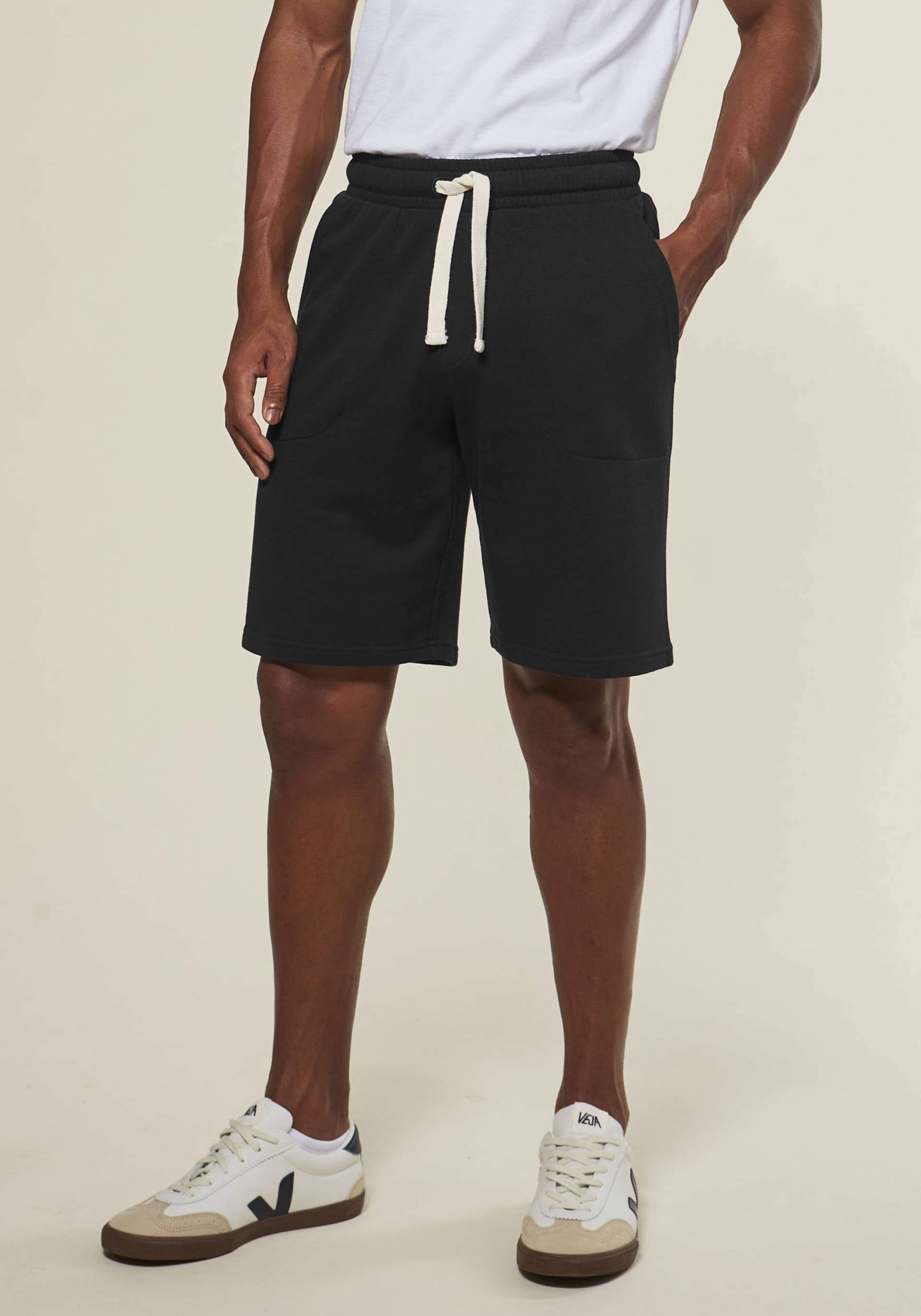 KangaROOS Sweatshorts, seitliche Taschen, kontrast Bänder KangaROOS Sweatshorts, seitliche Taschen, kontrast Bänder von Kangaroos