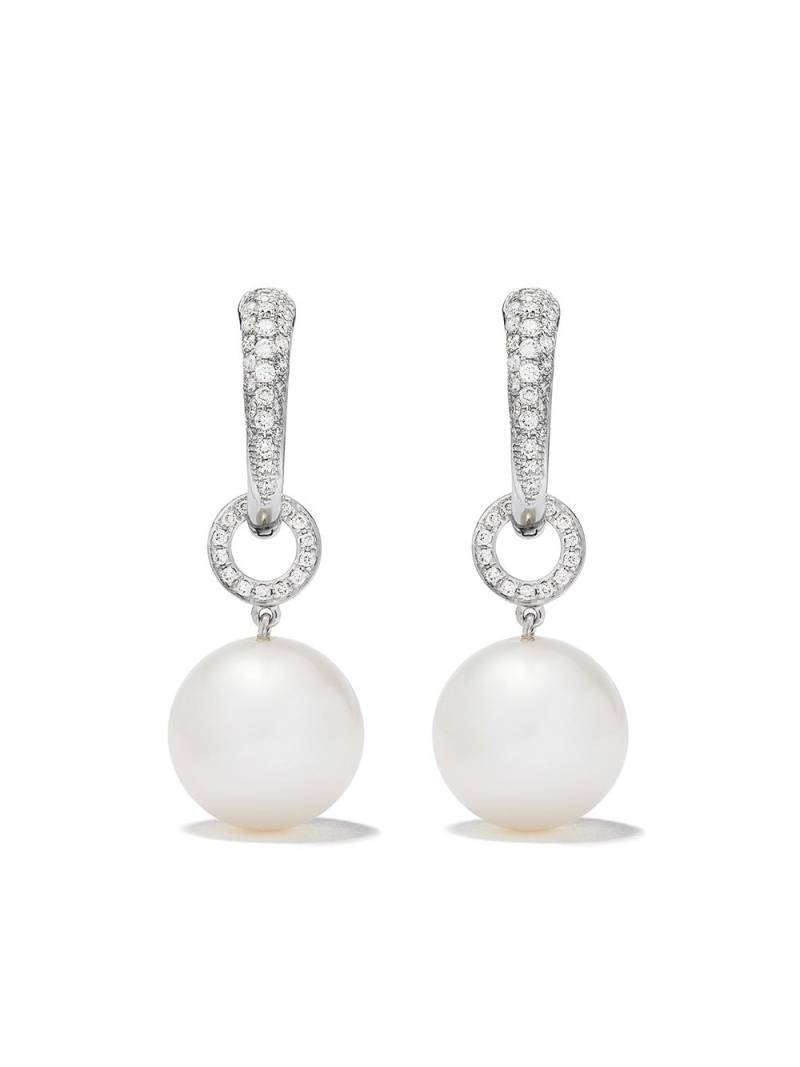 Kiki McDonough 18kt white gold Pearl Ball drop and diamond tapered hoop earrings von Kiki McDonough