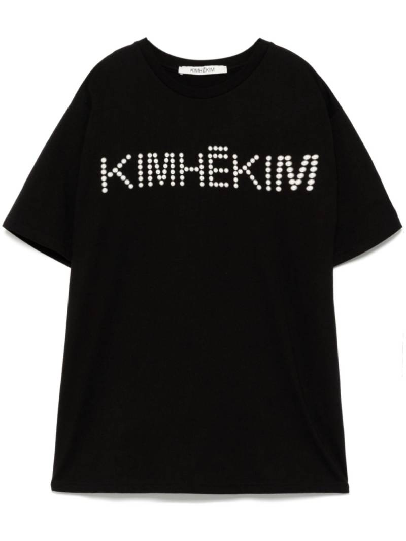 Kimhekim faux pearl embellishment logo T-shirt - Black von Kimhekim