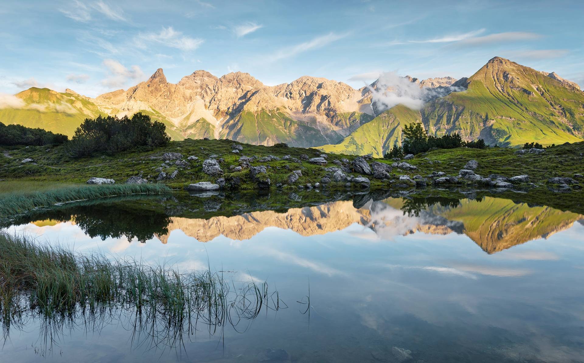 Komar Vliestapete »Allgäu Spiegel«, 450x280 cm (Breite x Höhe), Wohnzimmer, Schlafzimmer von Komar