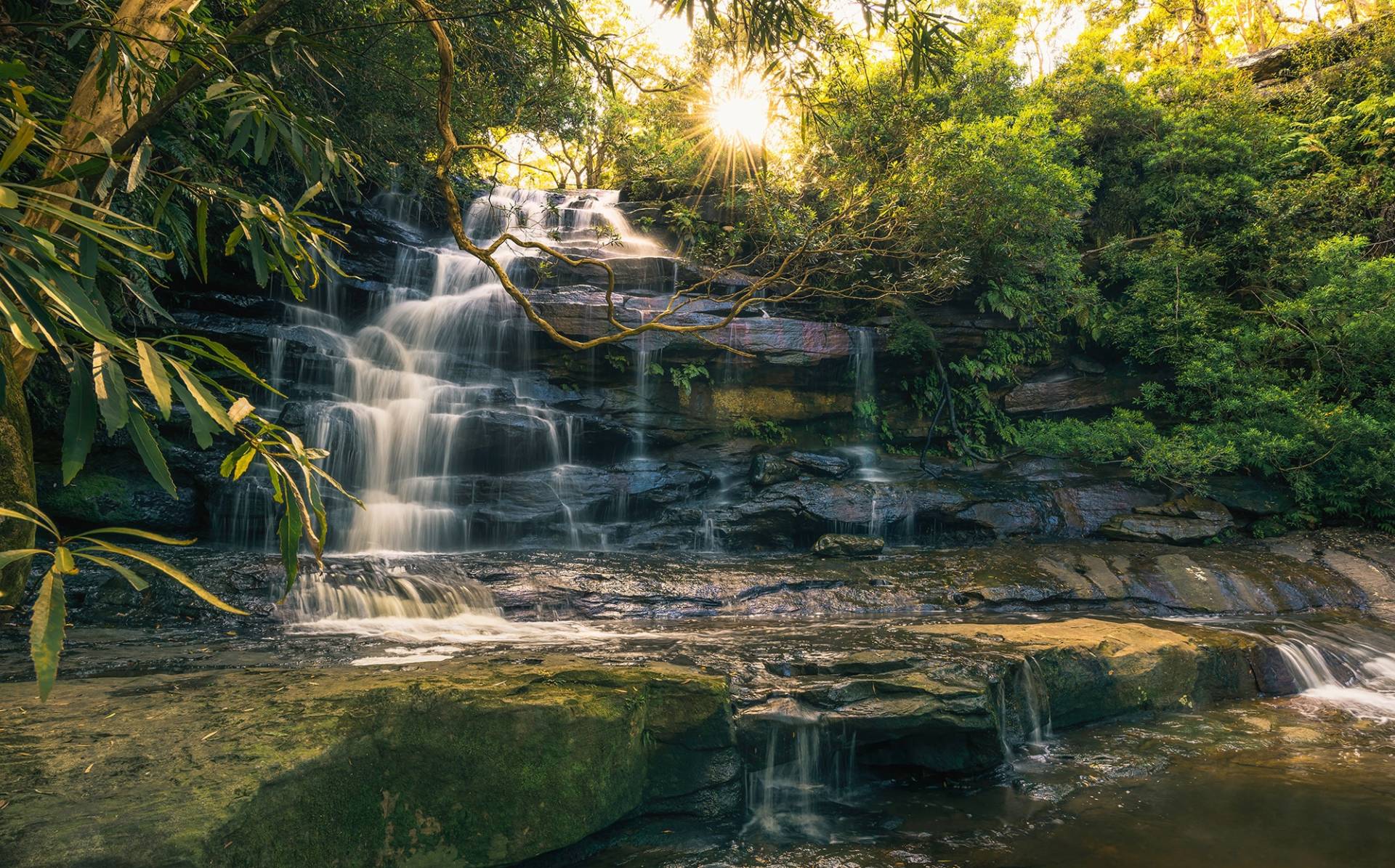 Komar Vliestapete »Golden Falls«, 450x280 cm (Breite x Höhe), Wohnzimmer, Schlafzimmer von Komar