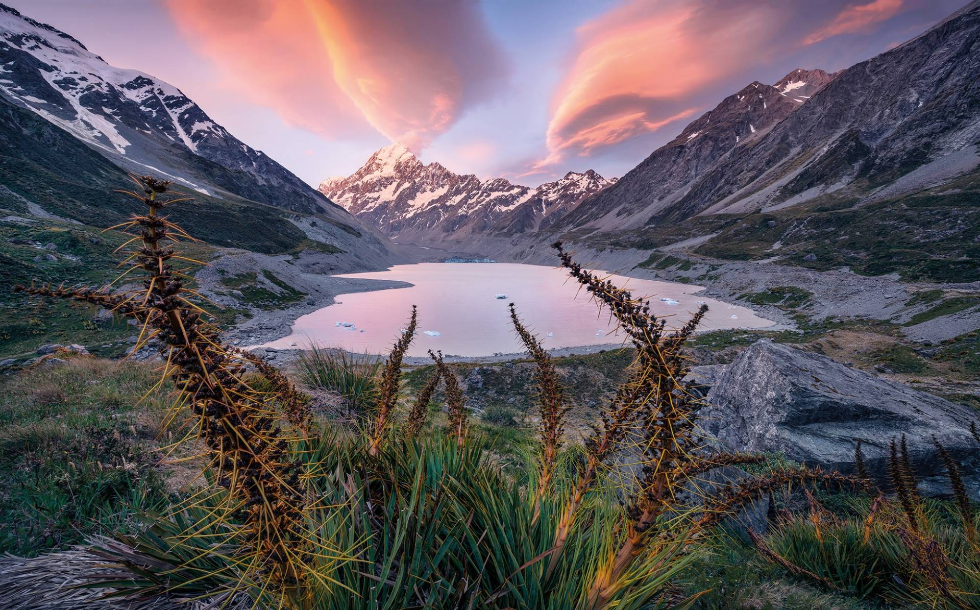 Komar Vliestapete »Momentum Lord of the Mountains«, 450x280 cm (Breite x Höhe), Wohnzimmer, Schlafzimmer von Komar