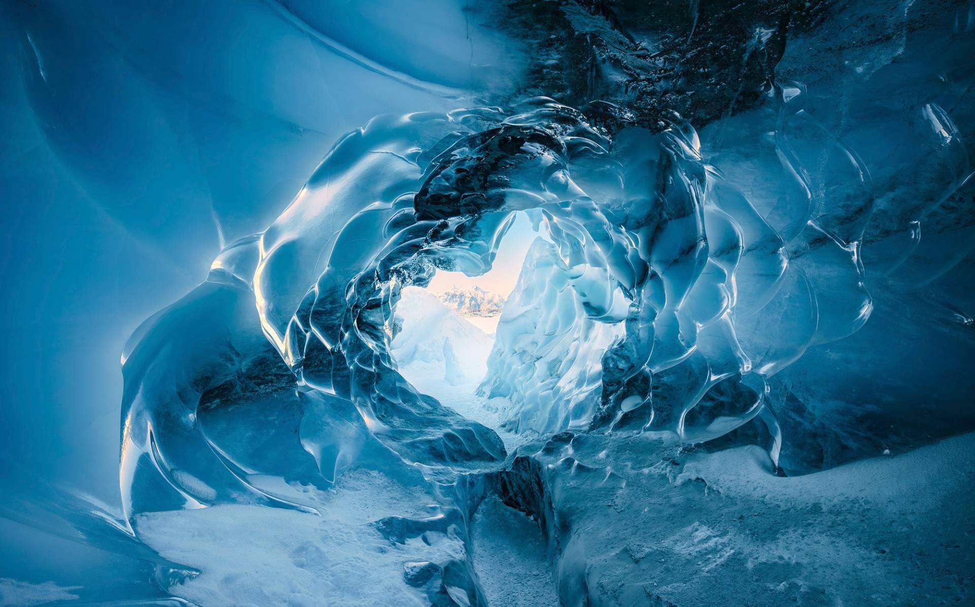 Komar Vliestapete »The Eye of the Glacier«, 450x280 cm (Breite x Höhe), Wohnzimmer, Schlafzimmer von Komar