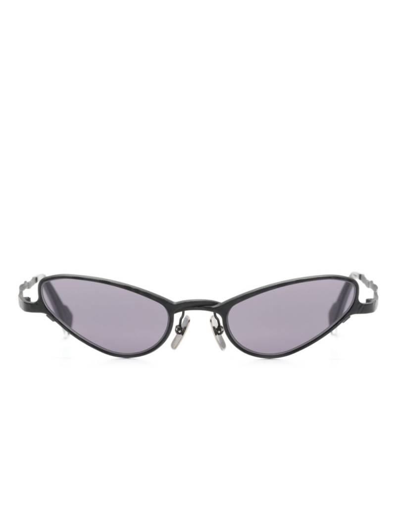 Kuboraum sculpted-arms cat-eye frame sunglasses - Black von Kuboraum