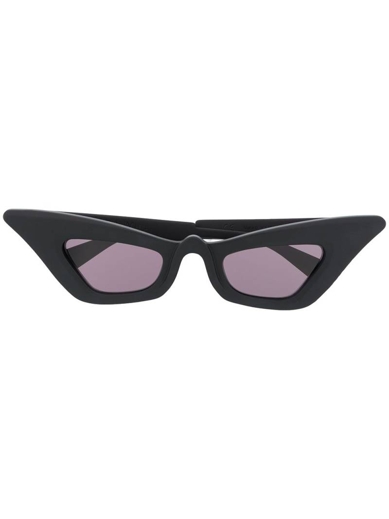 Kuboraum slim cat eye sunglasses - Black von Kuboraum