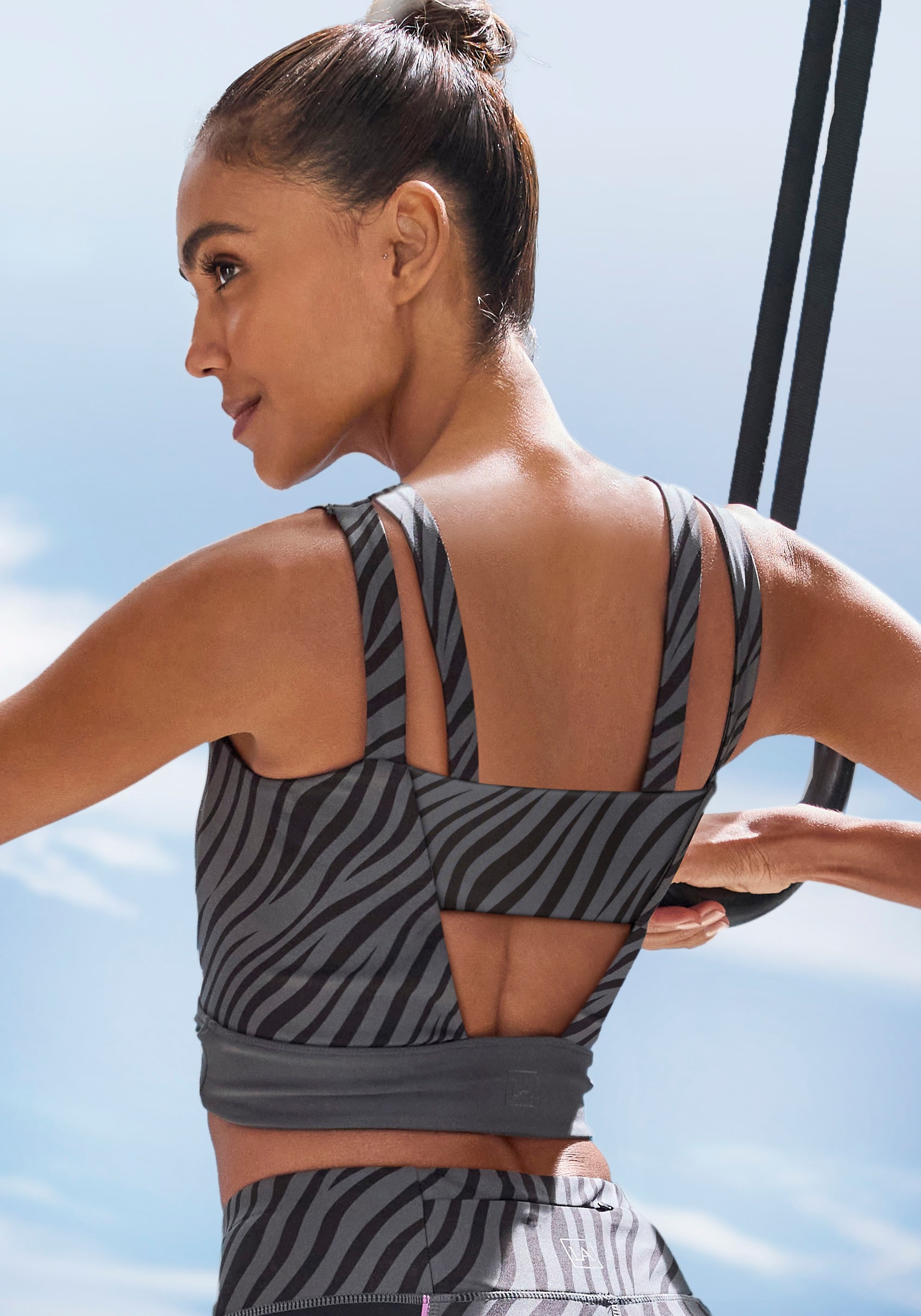 LASCANA ACTIVE Crop-Top »- Sport Top, Kurzes Top«, mit Zebra Muster und Cut-Outs Ausschnitt im Rückenbereich von LASCANA ACTIVE