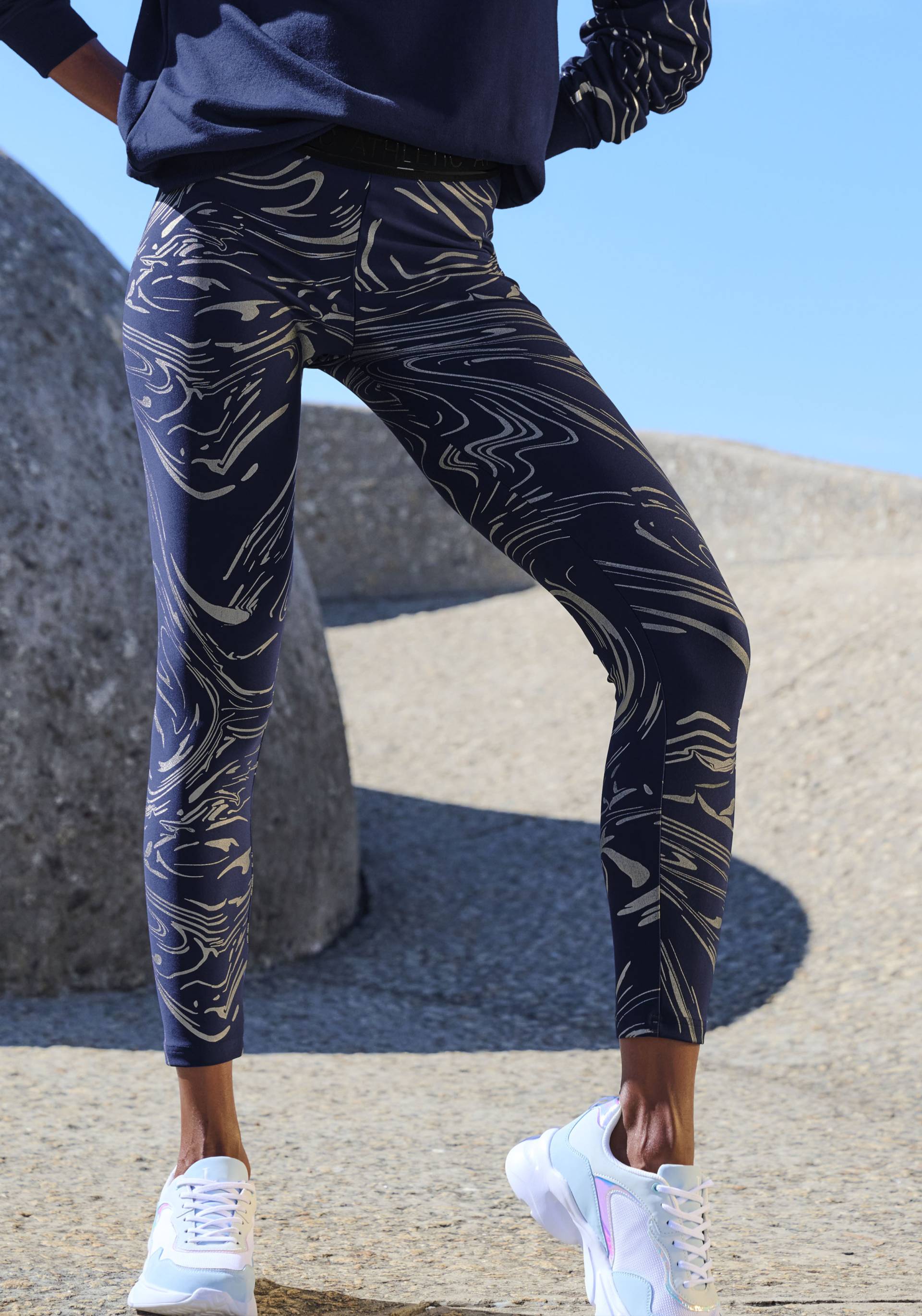 LASCANA ACTIVE Funktionsleggings, Sportleggings mit glänzendem Print und 3D Schriftzug von LASCANA ACTIVE