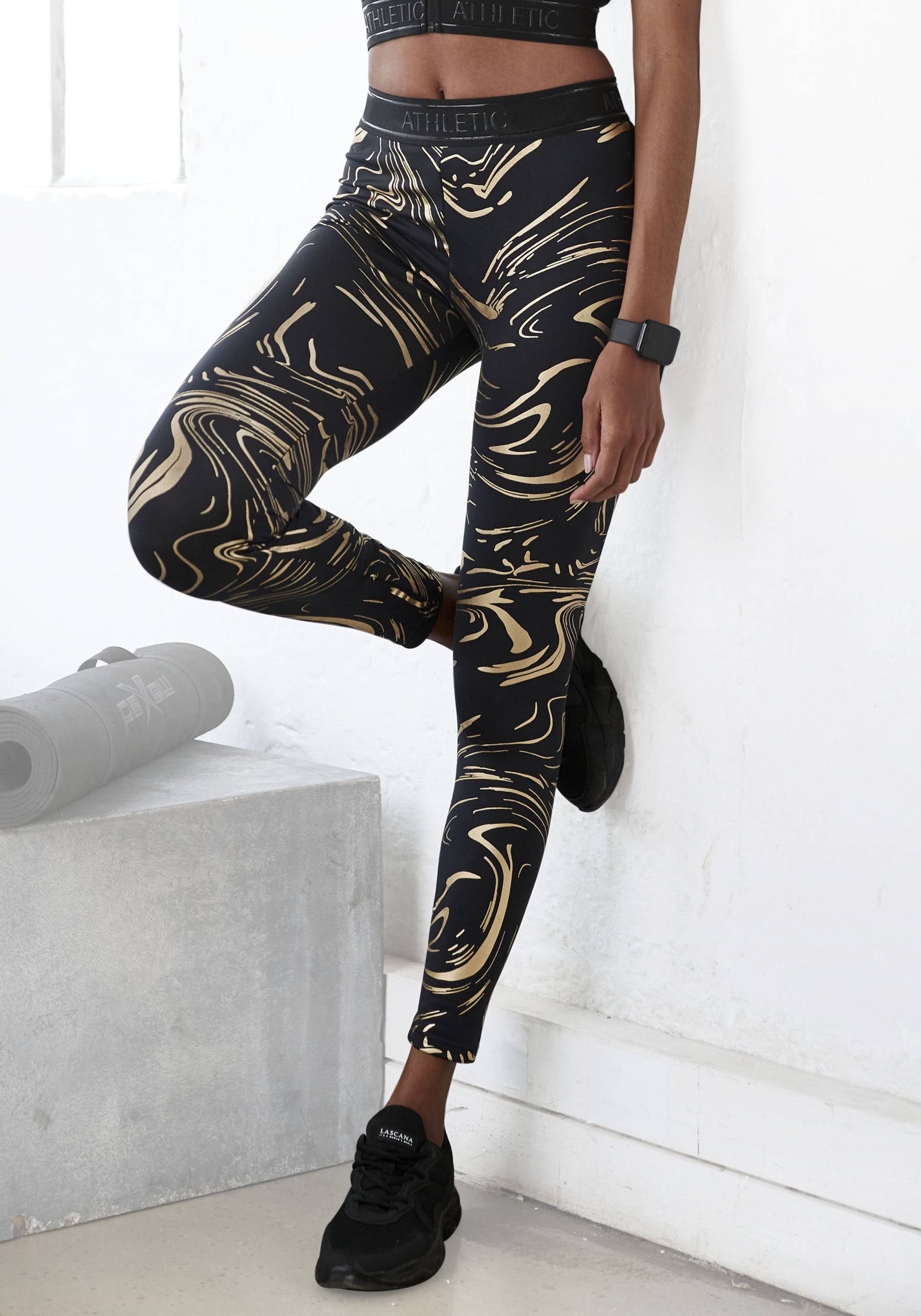 LASCANA ACTIVE Funktionsleggings, Sportleggings mit glänzendem Print und 3D Schriftzug LASCANA ACTIVE Funktionsleggings, Sportleggings mit glänzendem Print und 3D Schriftzug von LASCANA ACTIVE