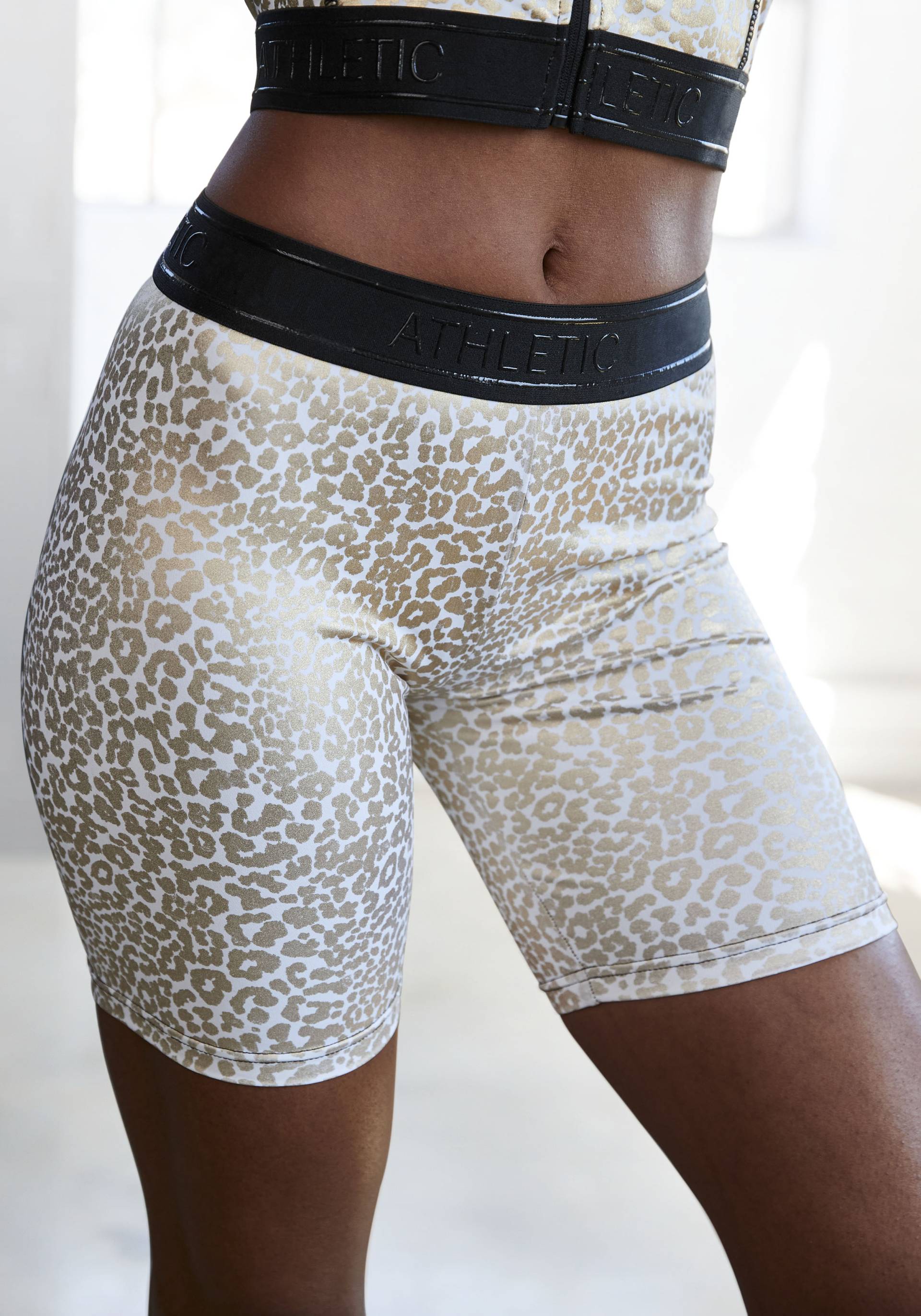 LASCANA ACTIVE Funktionsshorts »-Radlerhose«, mit glänzendem Leomuster und 3D-Schriftzug auf dem Bund von LASCANA ACTIVE