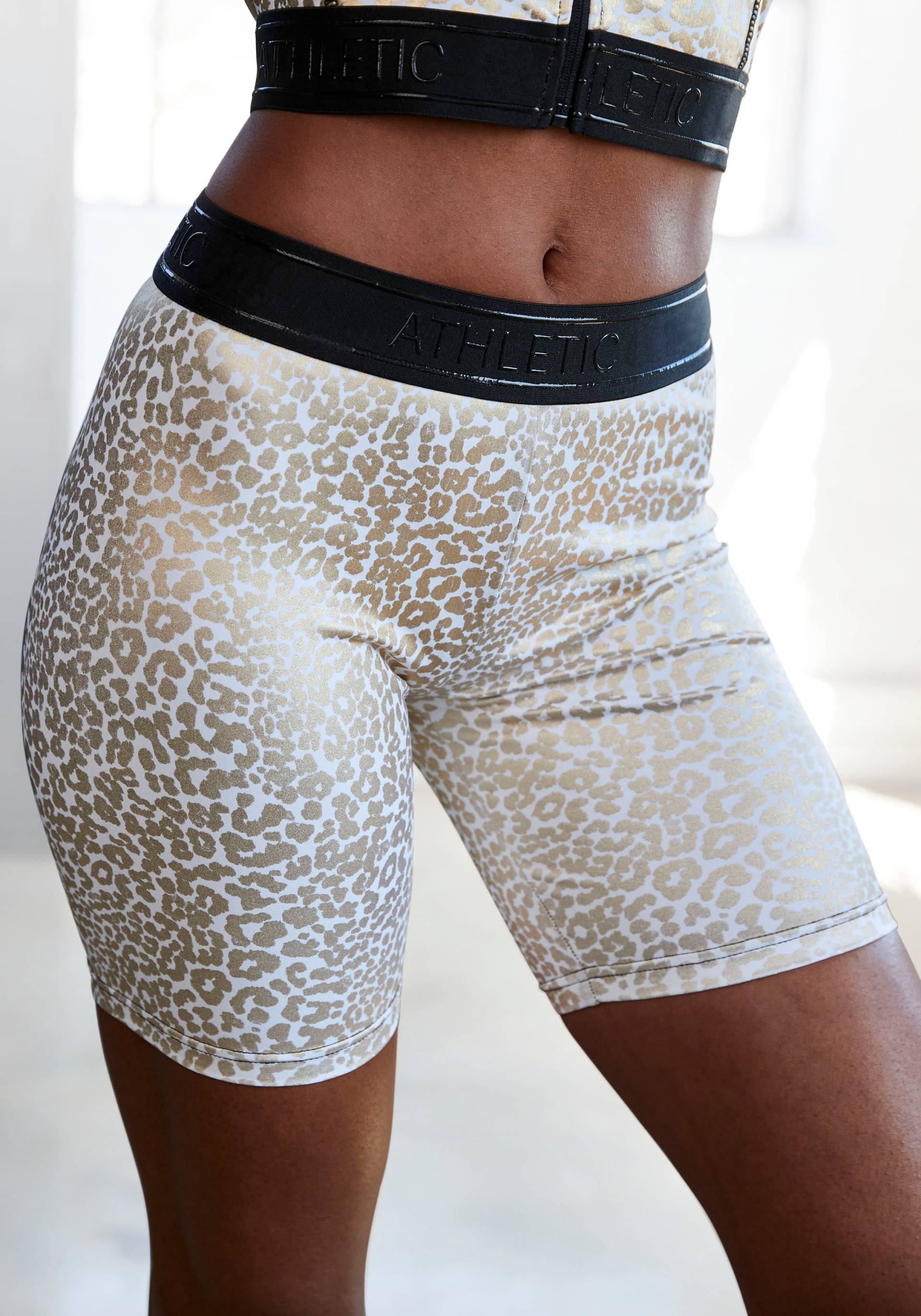 LASCANA ACTIVE Funktionsshorts, Radlerhose mit glänzendem Leomuster und 3D-Schriftzug auf dem Bund von LASCANA ACTIVE