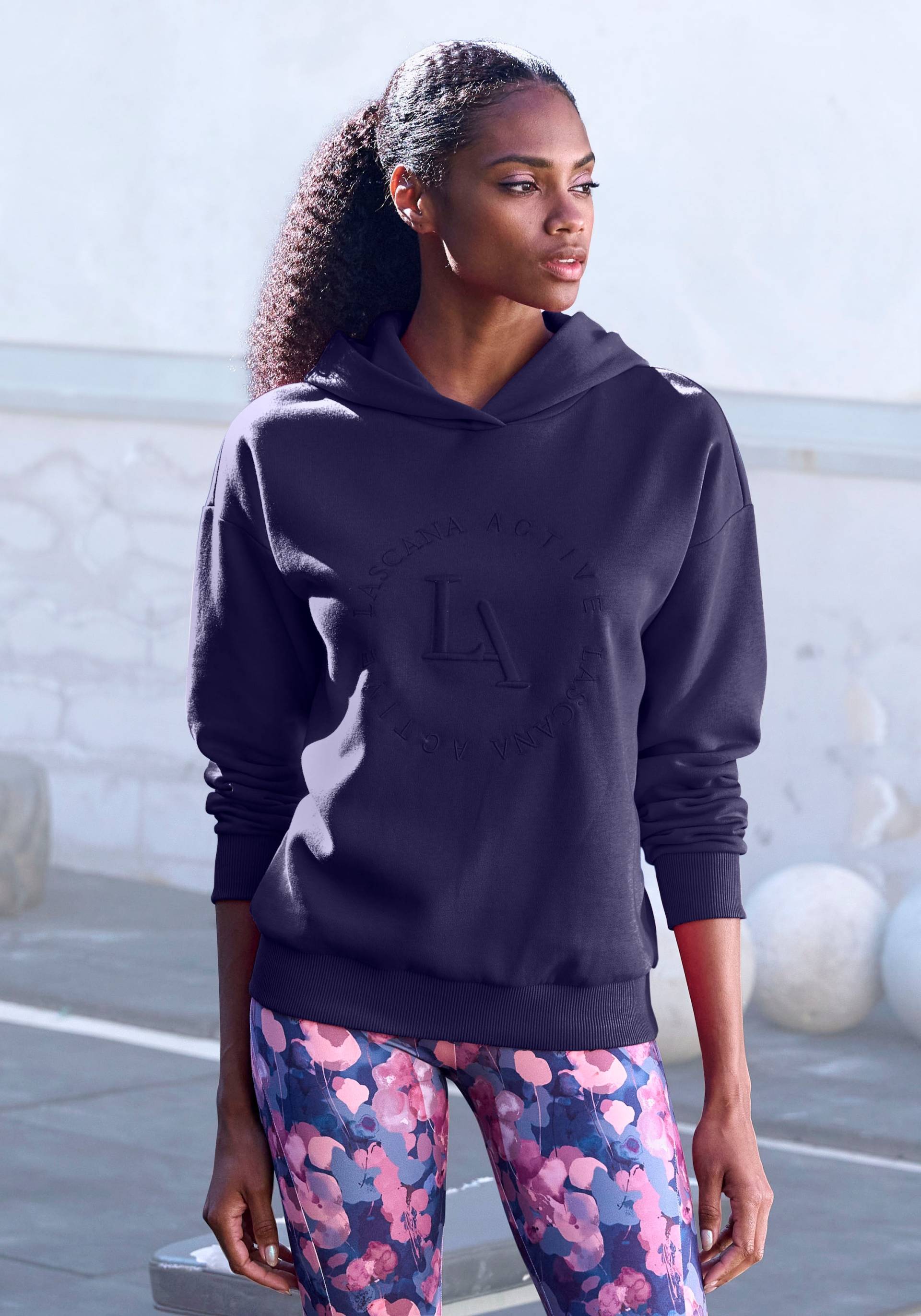 LASCANA ACTIVE Kapuzensweatshirt, Performance Hoodie mit runder Logostickerei und weichen Rippbündchen von LASCANA ACTIVE