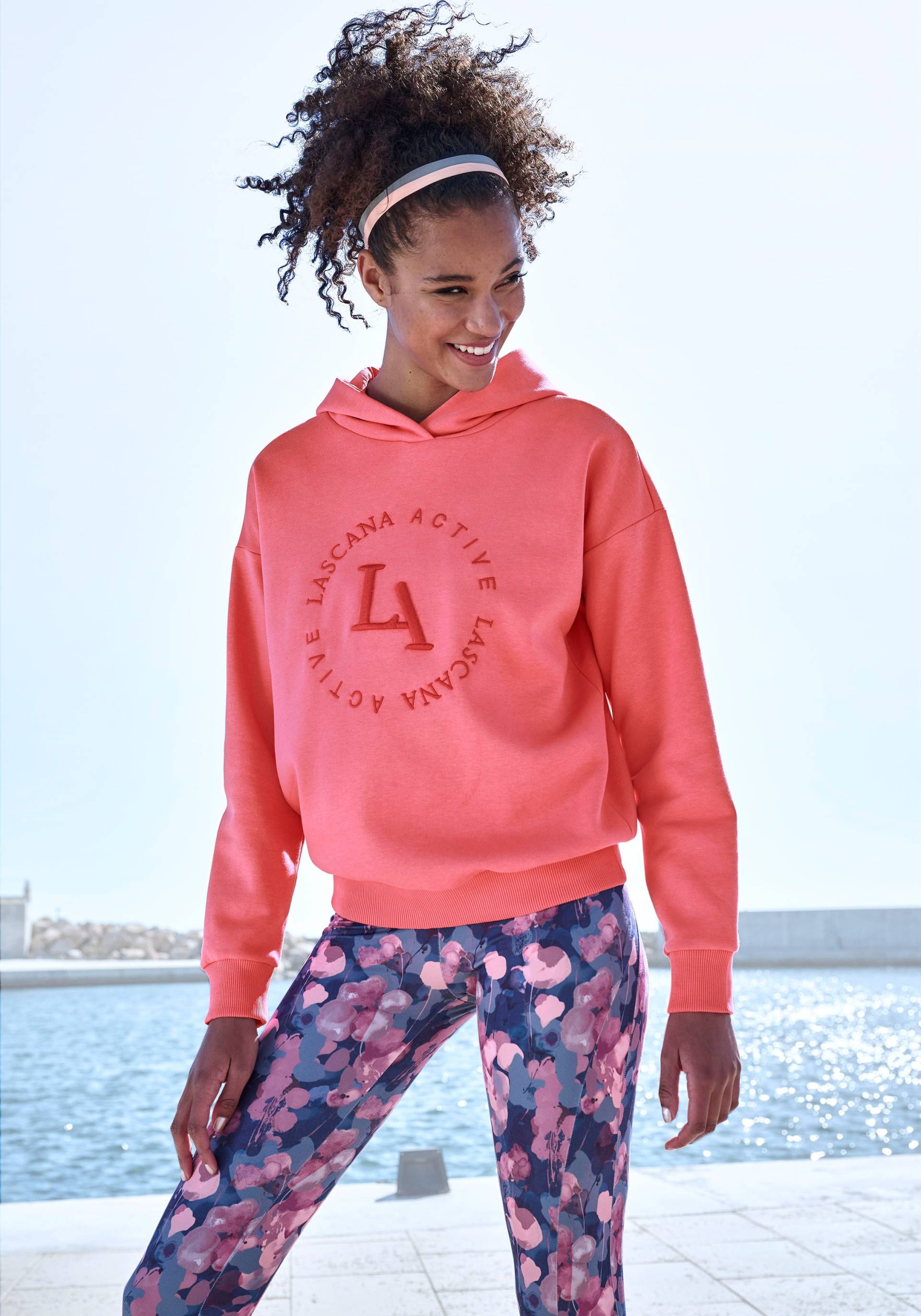 LASCANA ACTIVE Kapuzensweatshirt, Performance Hoodie mit runder Logostickerei und weichen Rippbündchen von LASCANA ACTIVE