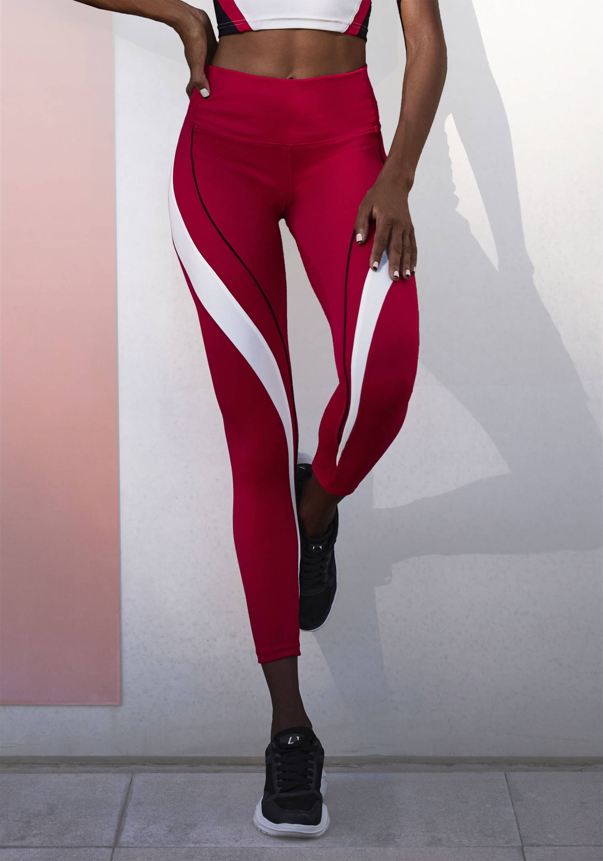 LASCANA ACTIVE Leggings, Logo-Badge und Reissverschlusstasche auf der Rückseite LASCANA ACTIVE Leggings, Logo-Badge und Reissverschlusstasche auf der Rückseite von LASCANA ACTIVE