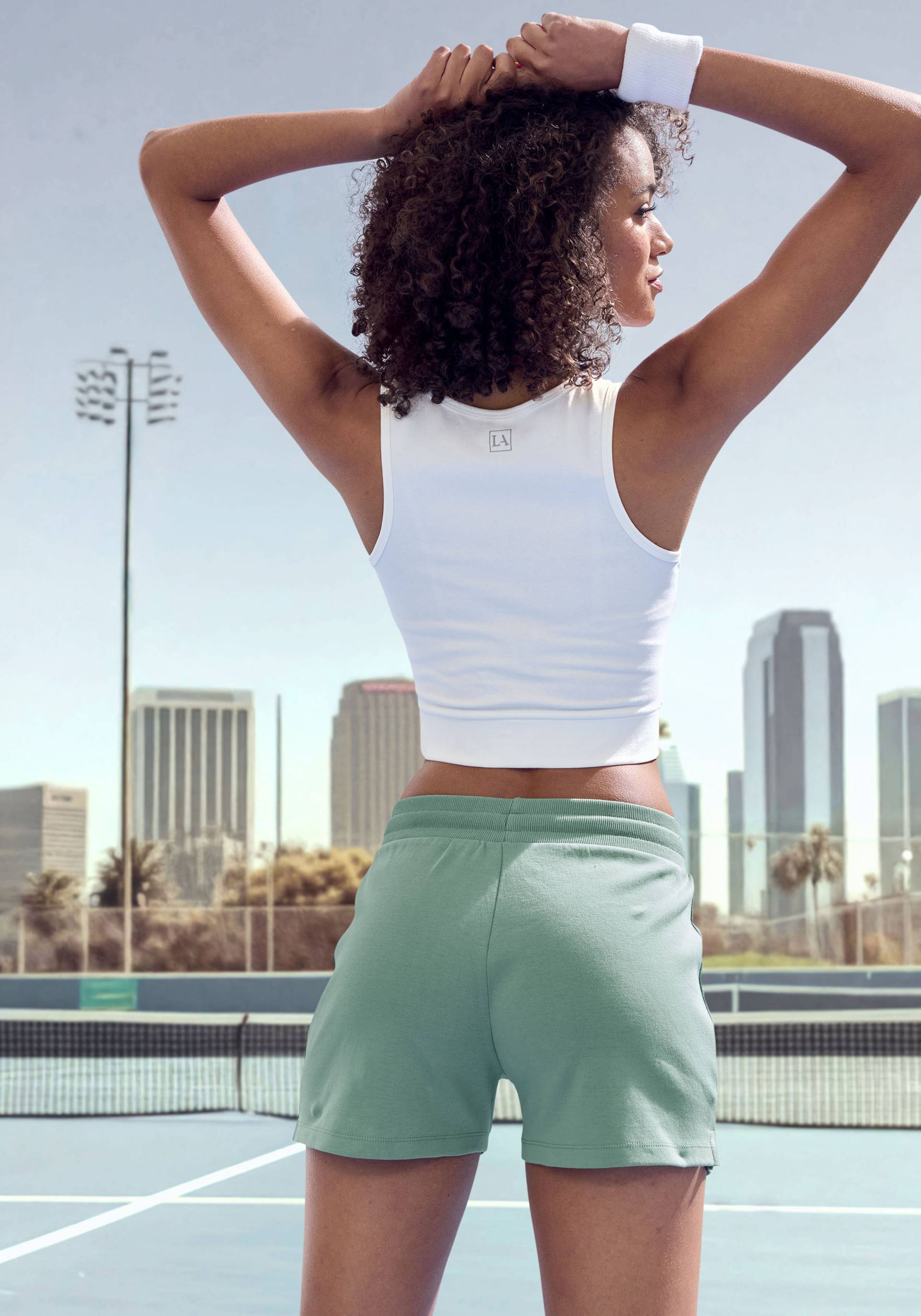 LASCANA ACTIVE Shorts, mit kleinen Seitenschlitzen LASCANA ACTIVE Shorts, mit kleinen Seitenschlitzen von LASCANA ACTIVE