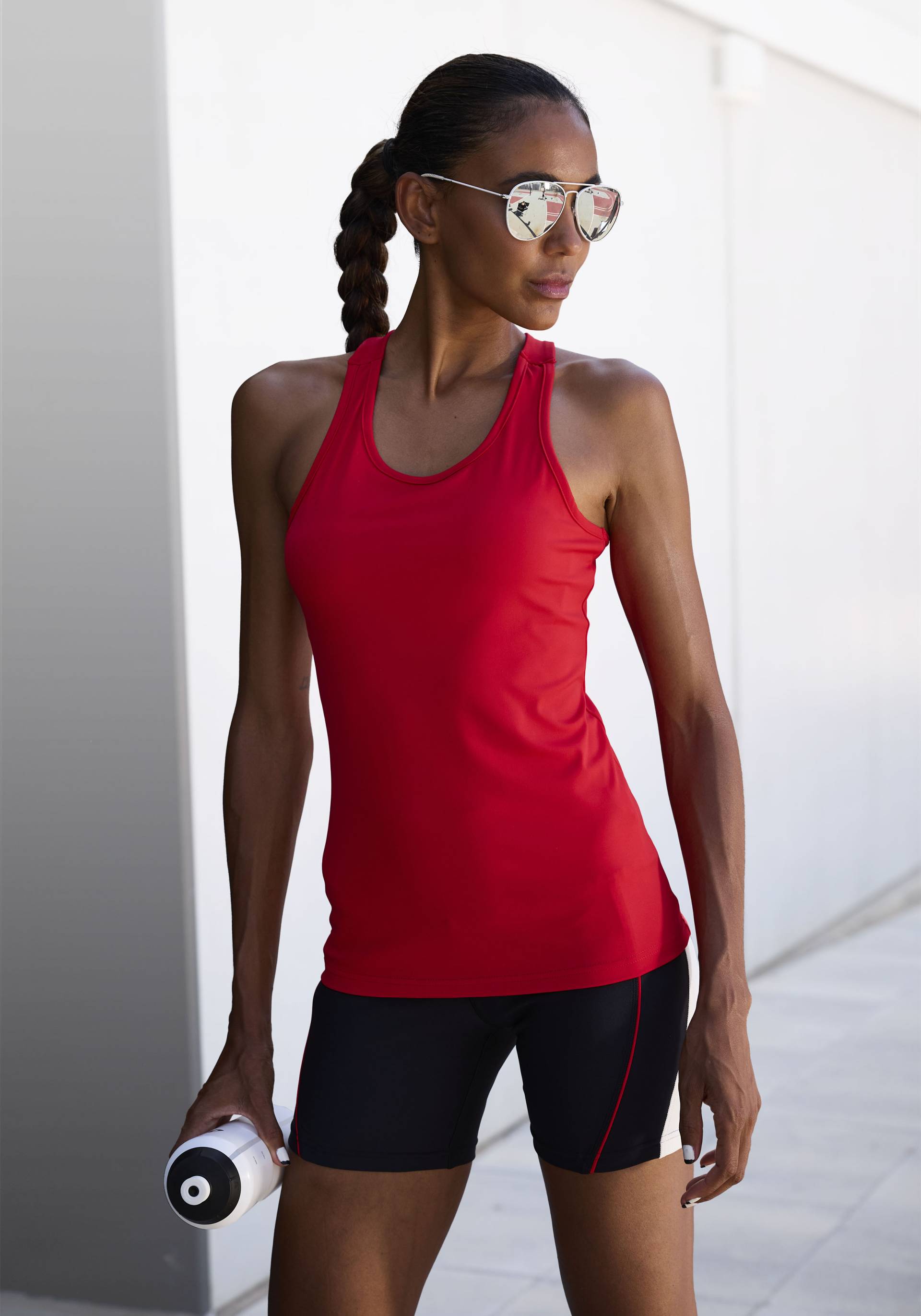 LASCANA ACTIVE Sporttop, mit Racerback und Logo-Badge von LASCANA ACTIVE