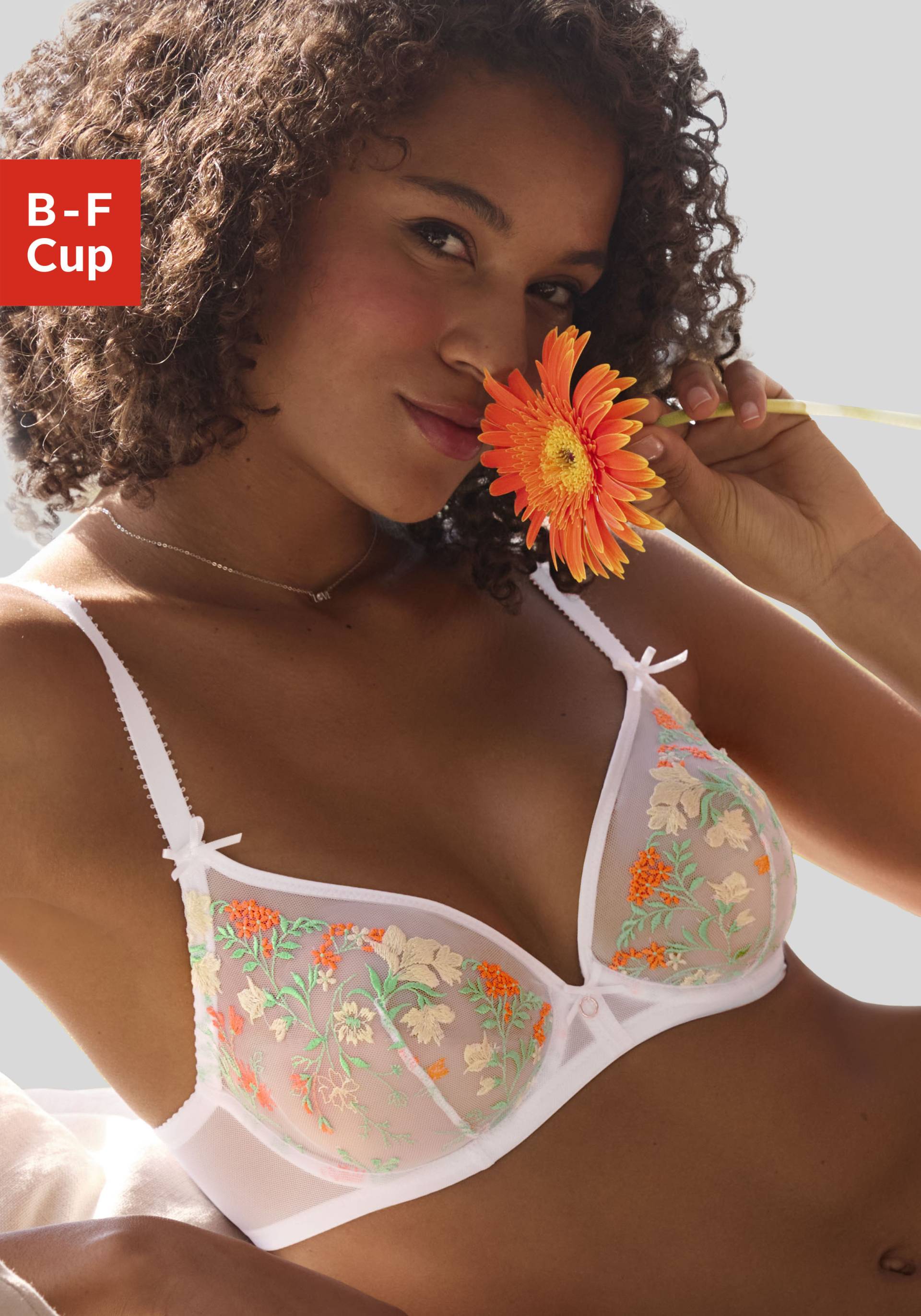 LASCANA Bügel-BH, mit zarter Blumenstickerei und filigranen Accessoires, sexy Dessous LASCANA Bügel-BH, mit zarter Blumenstickerei und filigranen Accessoires, sexy Dessous von LASCANA