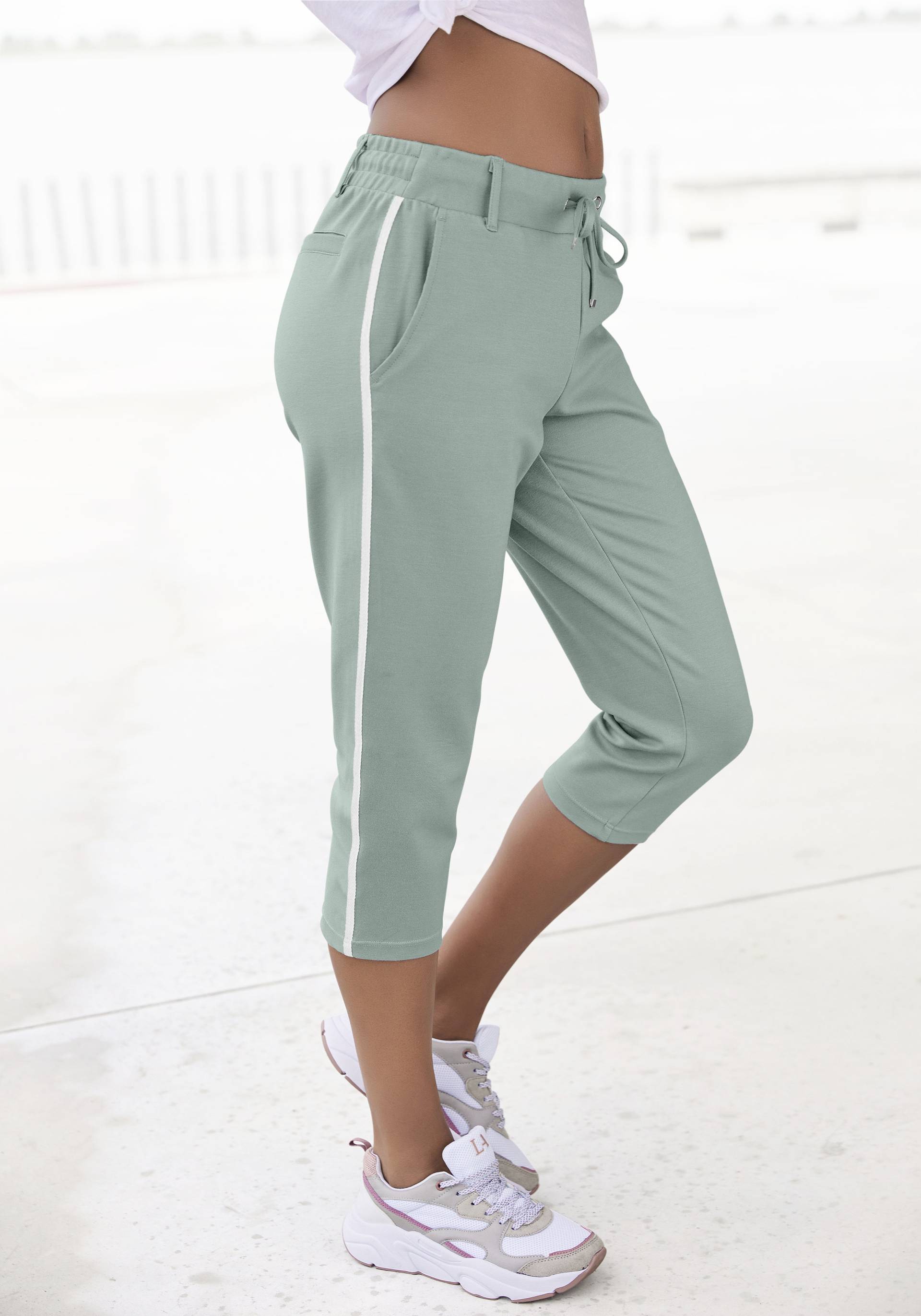 LASCANA Caprihose, mit seitlichen Streifen, Loungewear von LASCANA