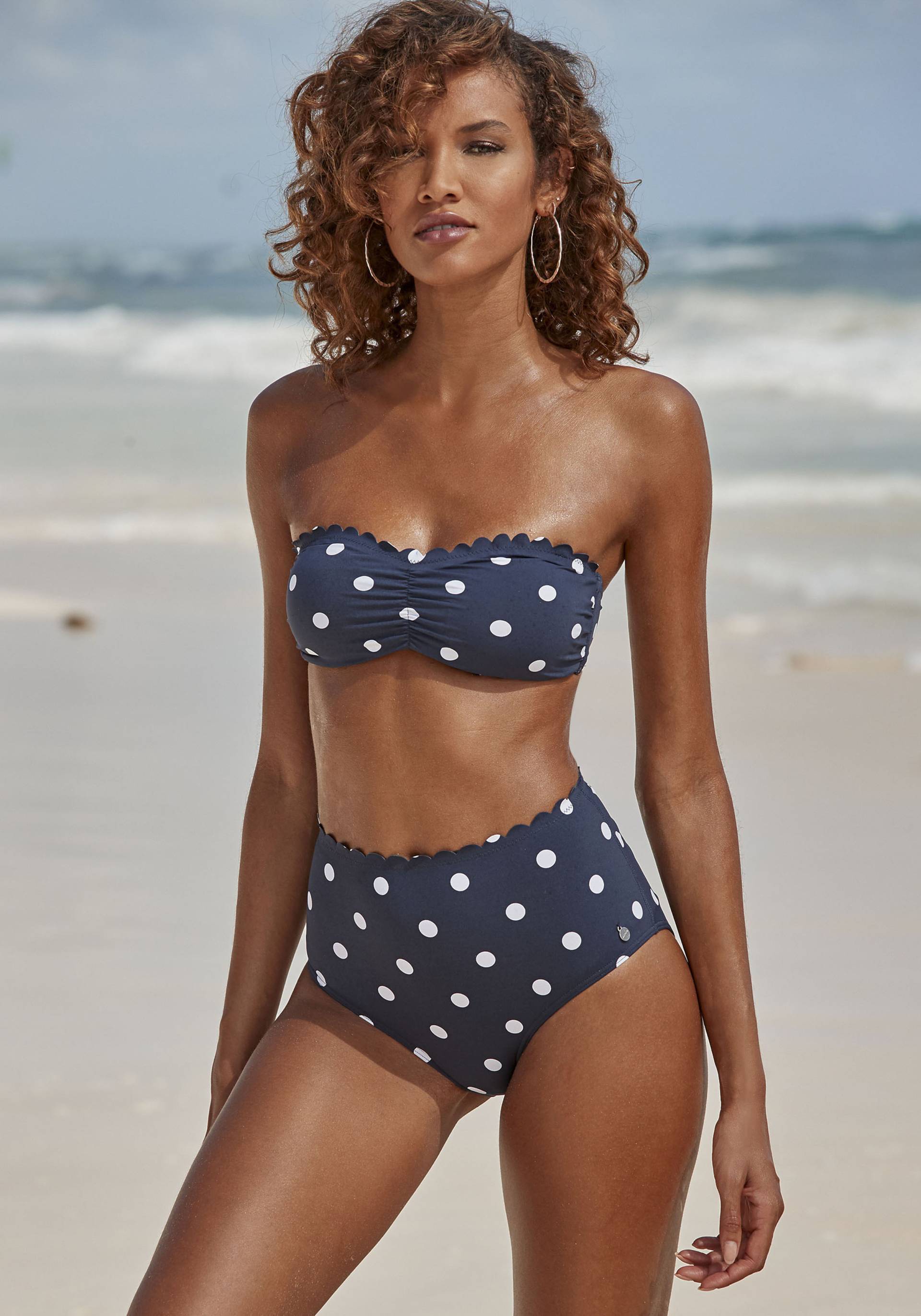 LASCANA Highwaist-Bikini-Hose »Jada«, Mit Muschelkante und Punkten von LASCANA