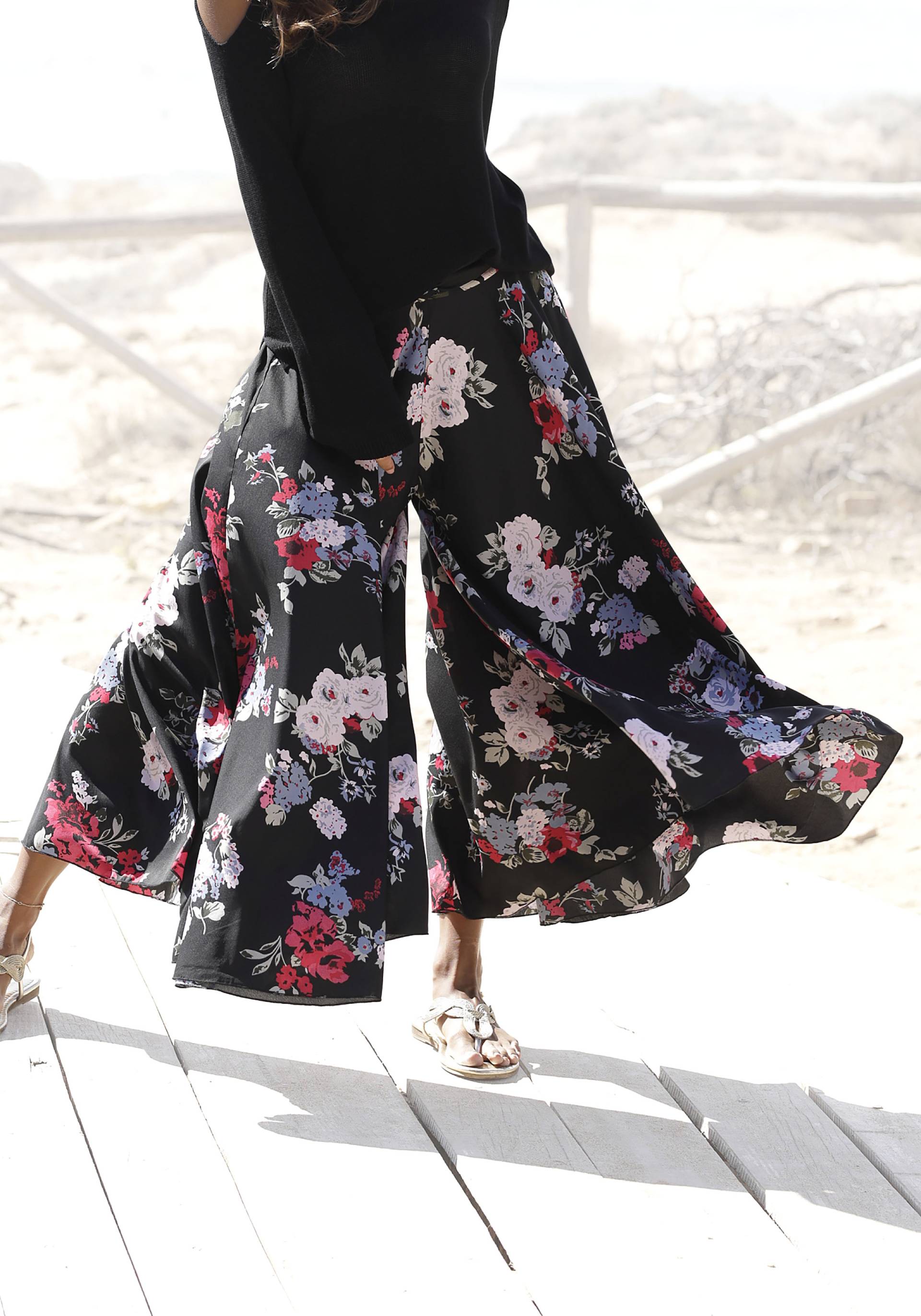 LASCANA Hosenrock, mit Blumenprint, Culotte, extraweites Bein von LASCANA