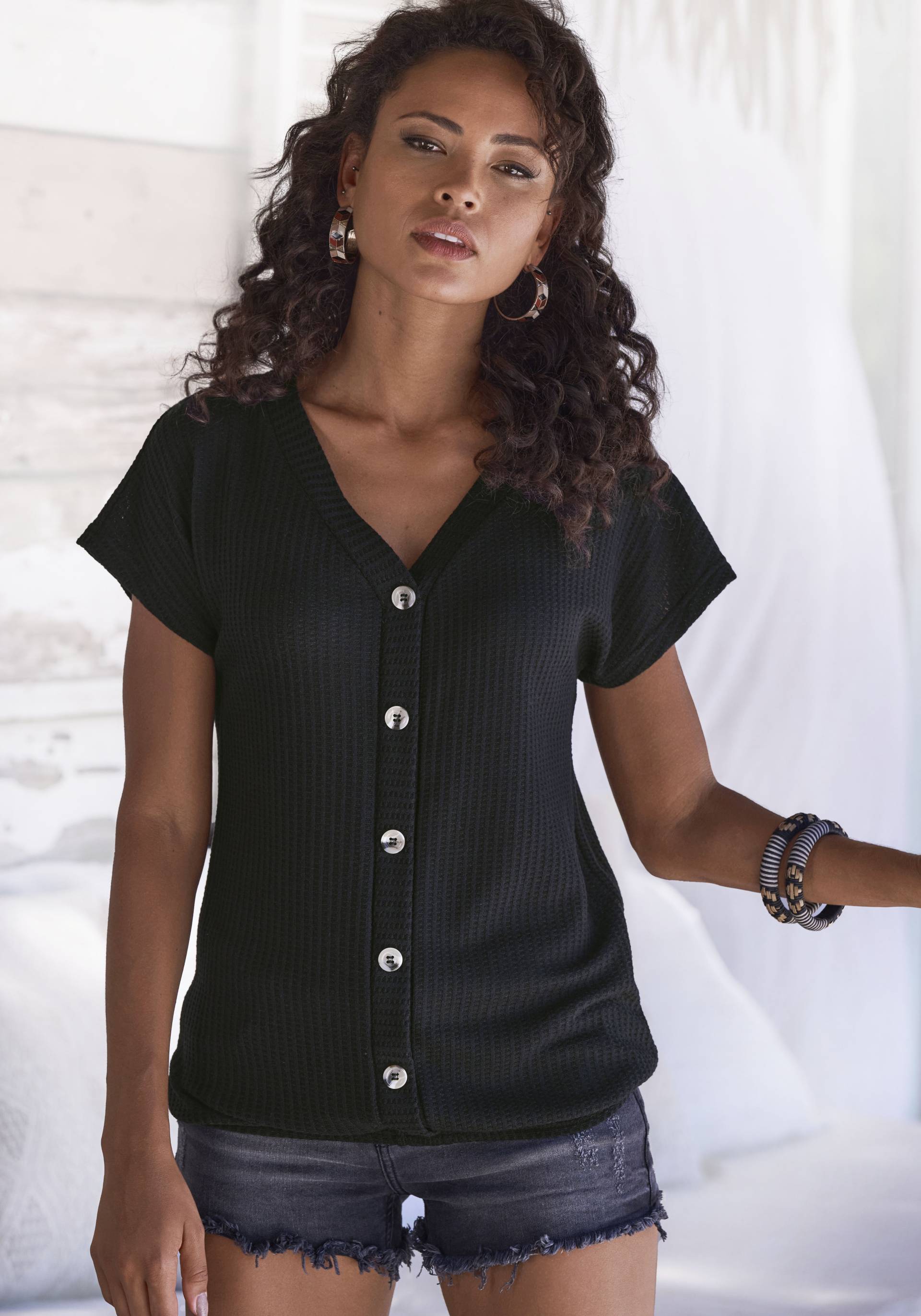 LASCANA Kurzarmshirt »mit Zierknopfleiste«, aus weicher Piqué-Qualität LASCANA Kurzarmshirt »mit Zierknopfleiste«, aus weicher Piqué-Qualität von LASCANA