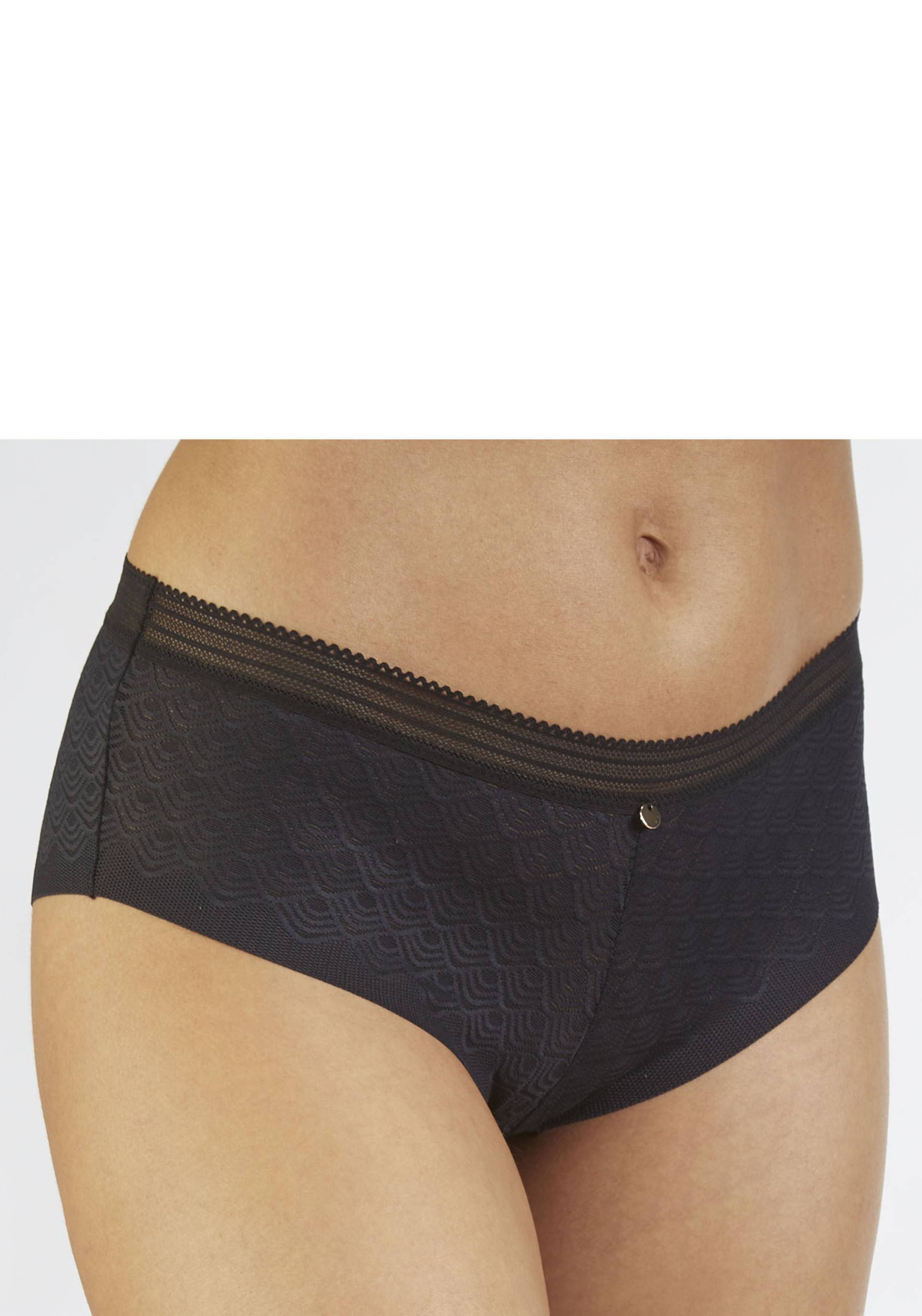 LASCANA Panty, aus Spitze in moderner Optik mit extraflachen Kanten von LASCANA