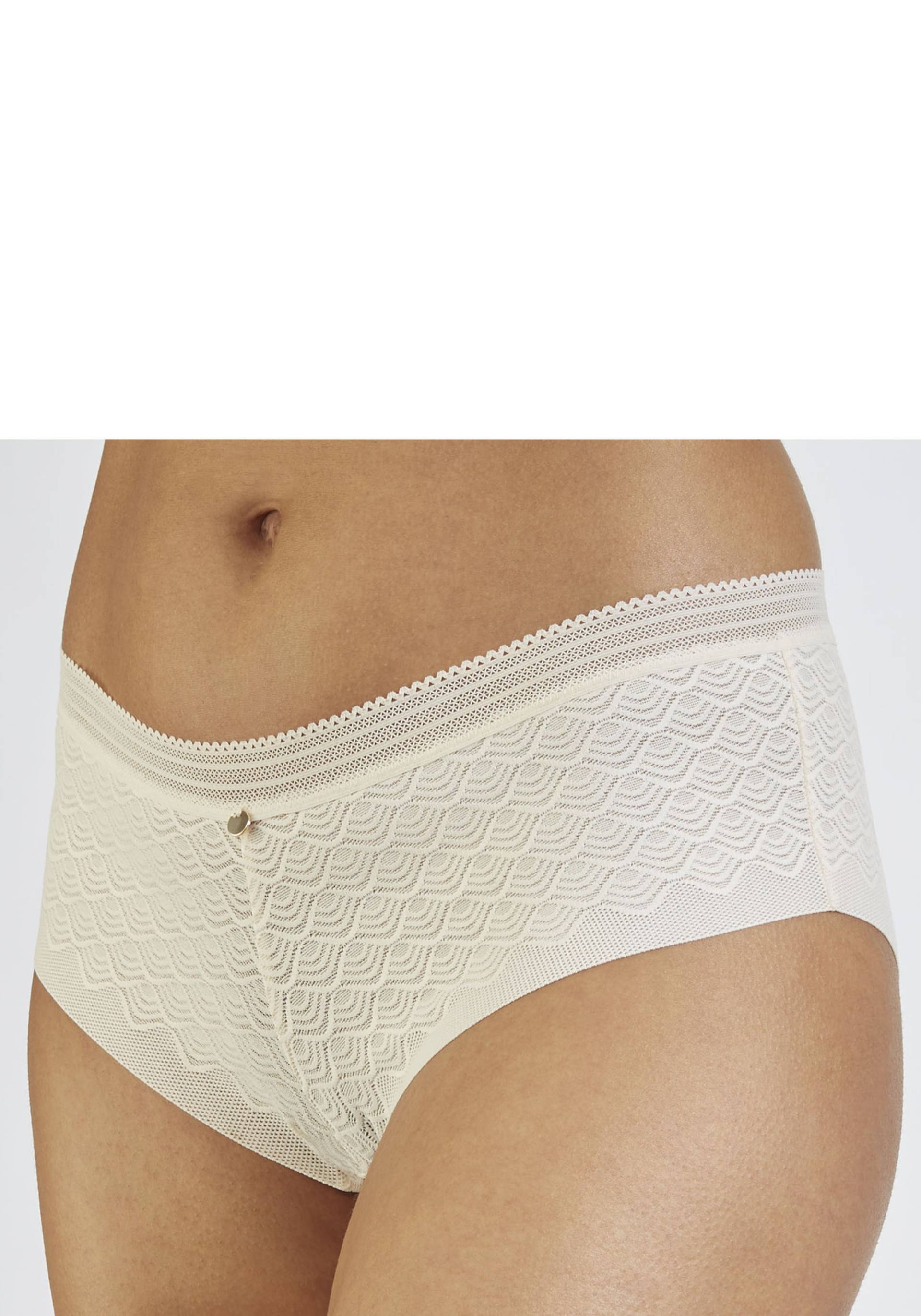 LASCANA Panty, aus Spitze in moderner Optik mit extraflachen Kanten von LASCANA