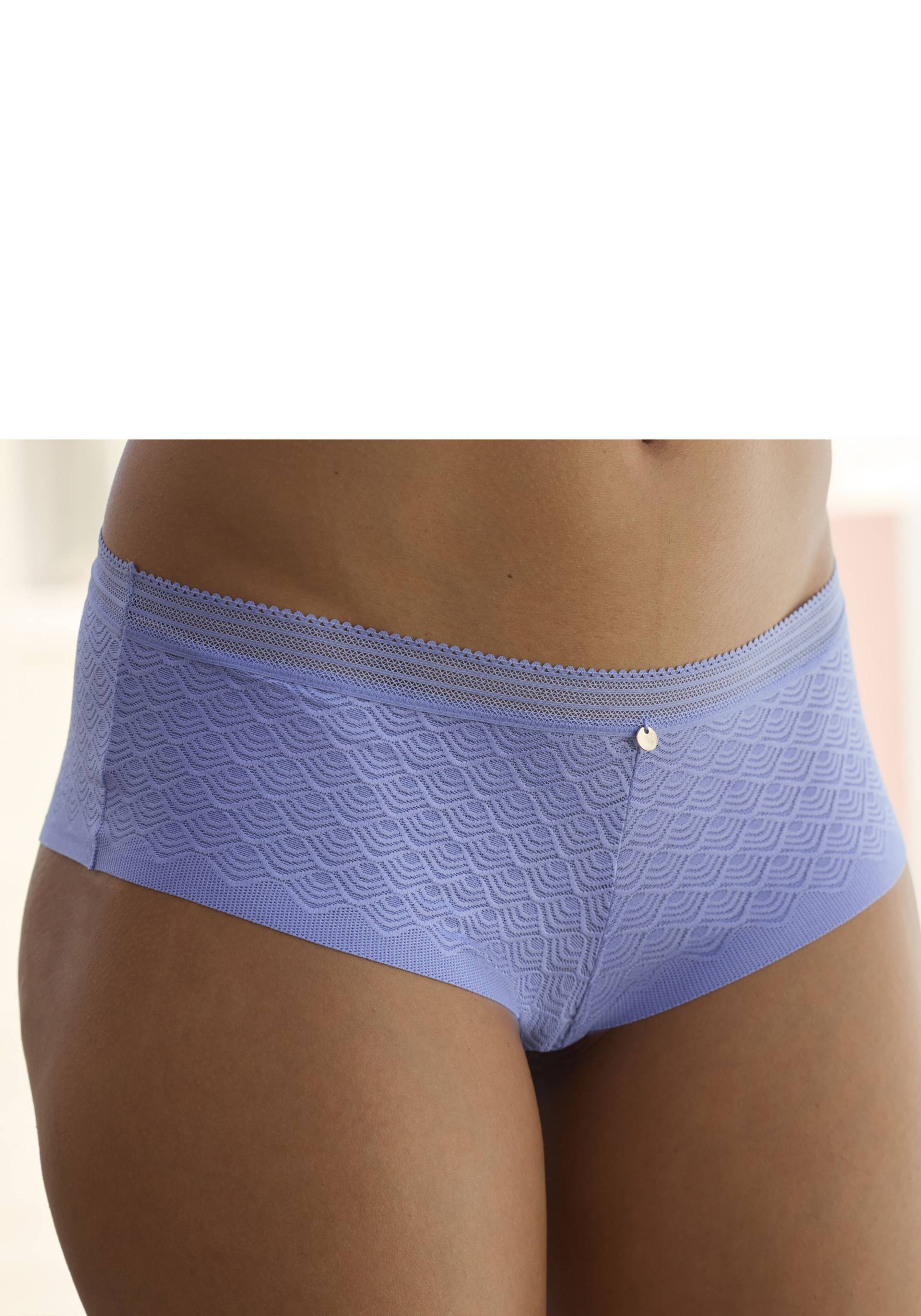 LASCANA Panty, aus Spitze in moderner Optik mit extraflachen Kanten LASCANA Panty, aus Spitze in moderner Optik mit extraflachen Kanten von LASCANA