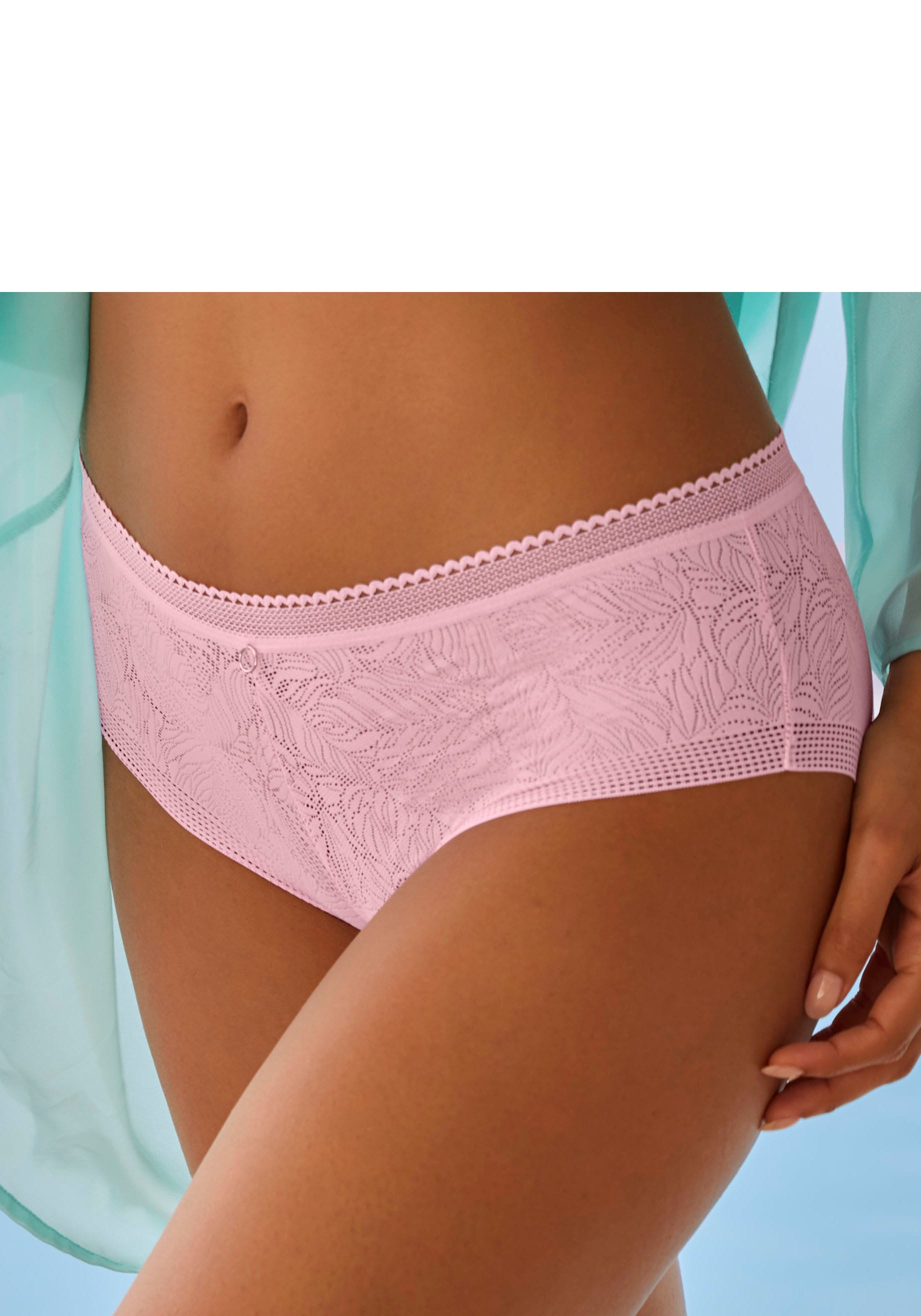 LASCANA Panty, aus extra flachem Material in blumiger Optik von LASCANA