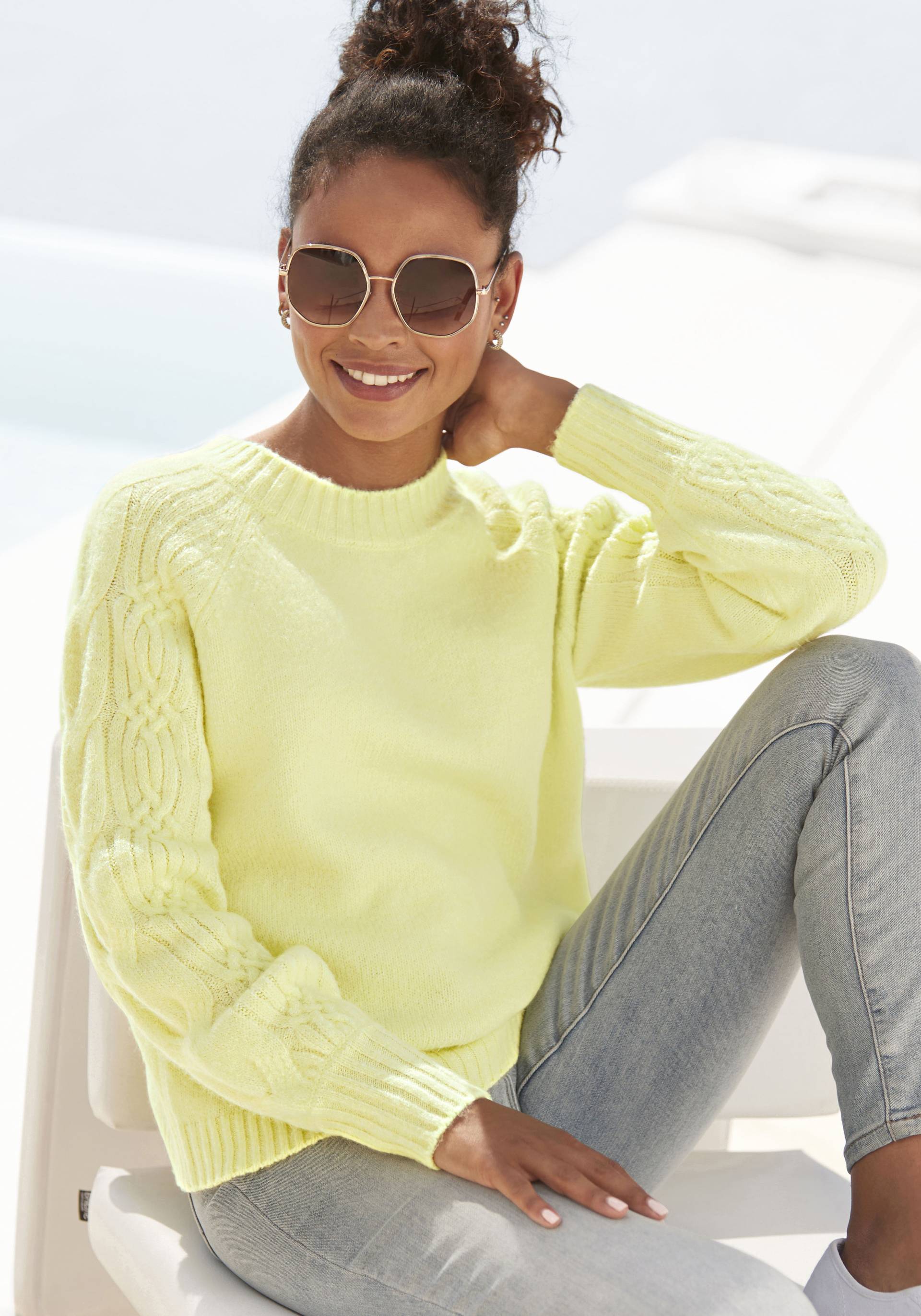 LASCANA Rundhalspullover, mit Zopfstrickdetails an den Ärmeln, farbenfroher Strickpullover LASCANA Rundhalspullover, mit Zopfstrickdetails an den Ärmeln, farbenfroher Strickpullover von LASCANA